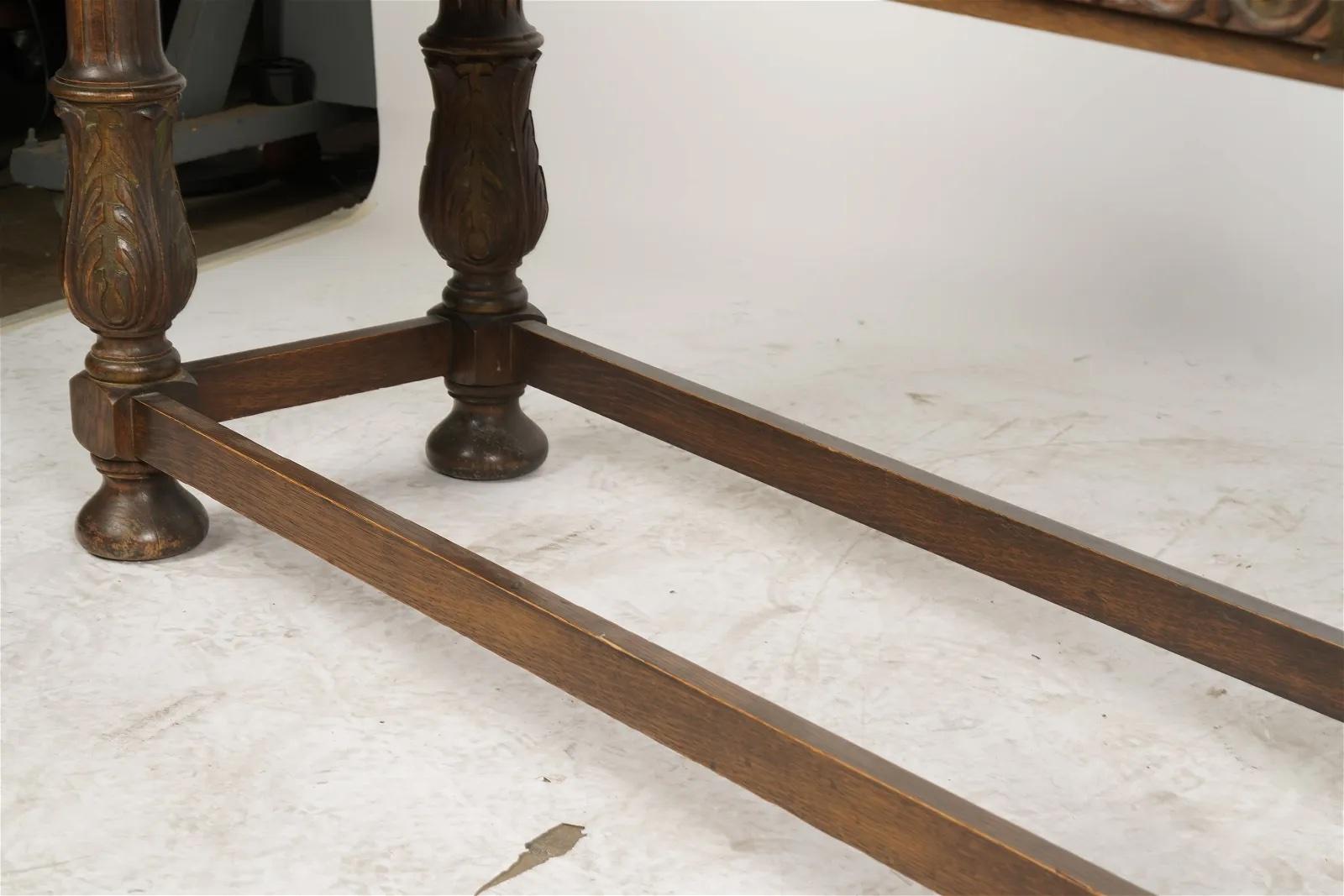 Antico tavolo da console in legno di Oak intagliato e policromo dei primi anni del XX secolo In condizioni buone in vendita a Los Angeles, CA