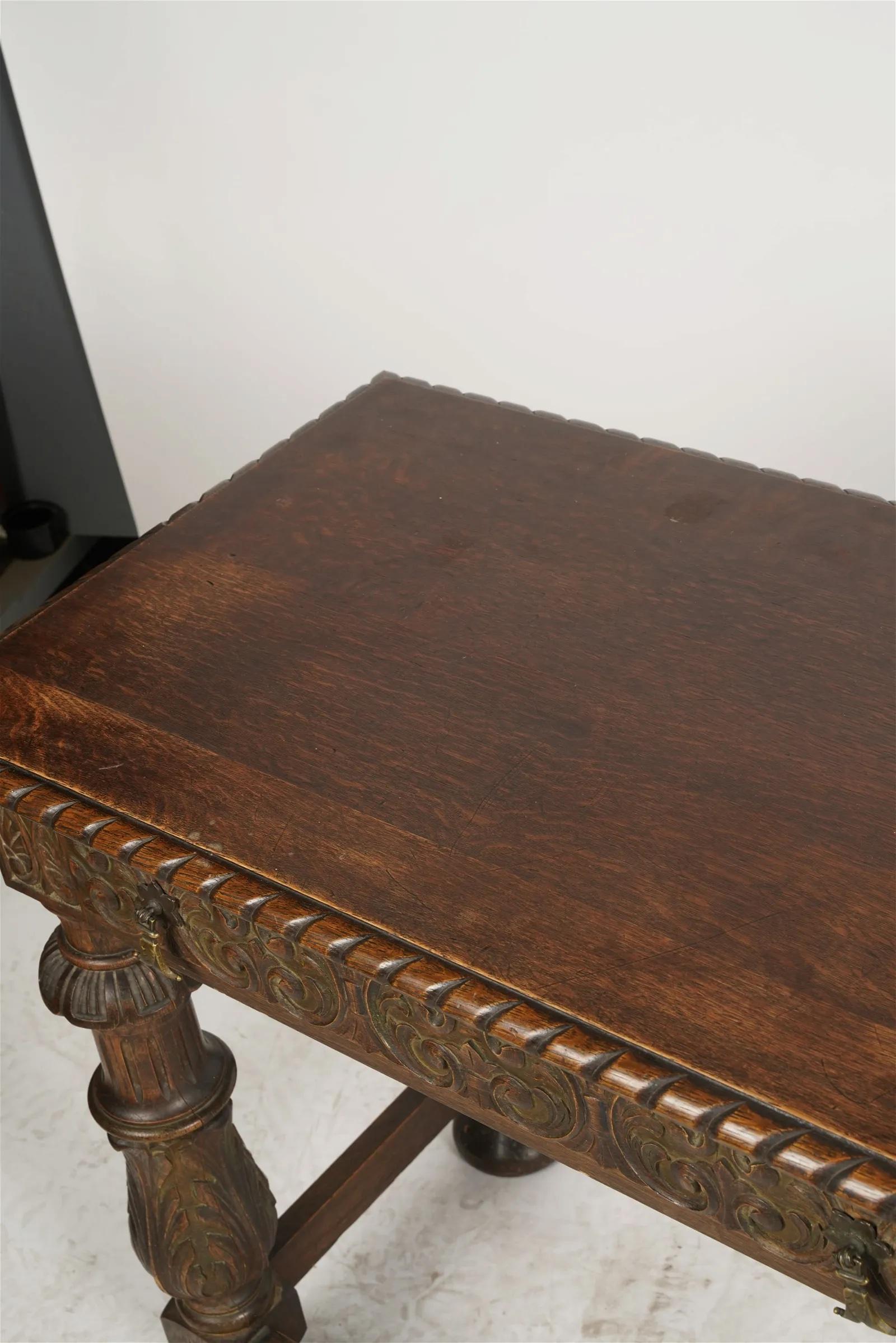 Antico tavolo da console in legno di Oak intagliato e policromo dei primi anni del XX secolo in vendita 3