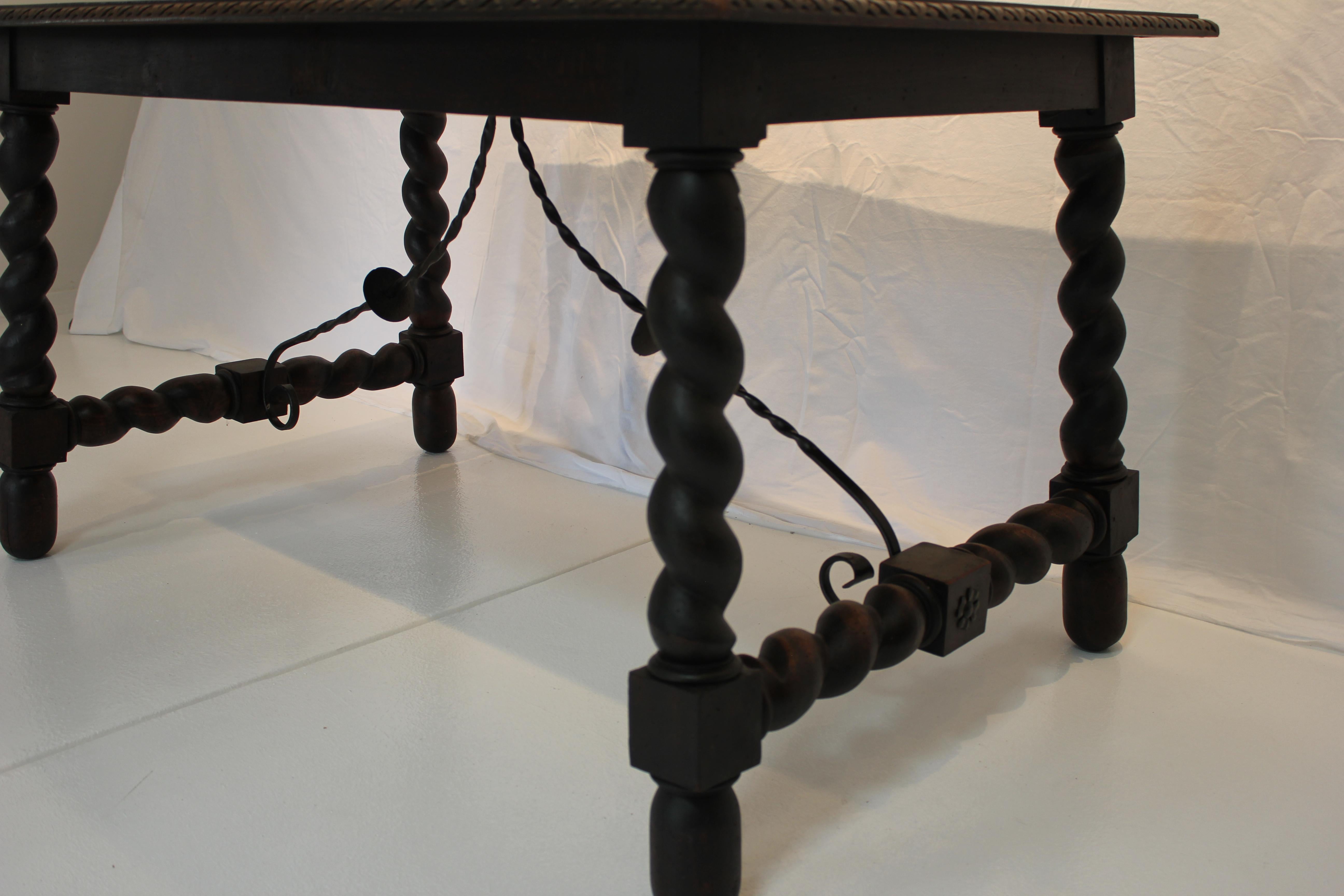 Tavolo Coloni Revival spagnolo della fine del XIX secolo con gambe a tortiglione d'orzo e barelle in ferro

Età: 1850 - 1900

Stile di arredamento: Rinascimento Coloniale Spagnolo (1890 - 1930)

Dimensioni complessive: Larghezza - 53-1/2