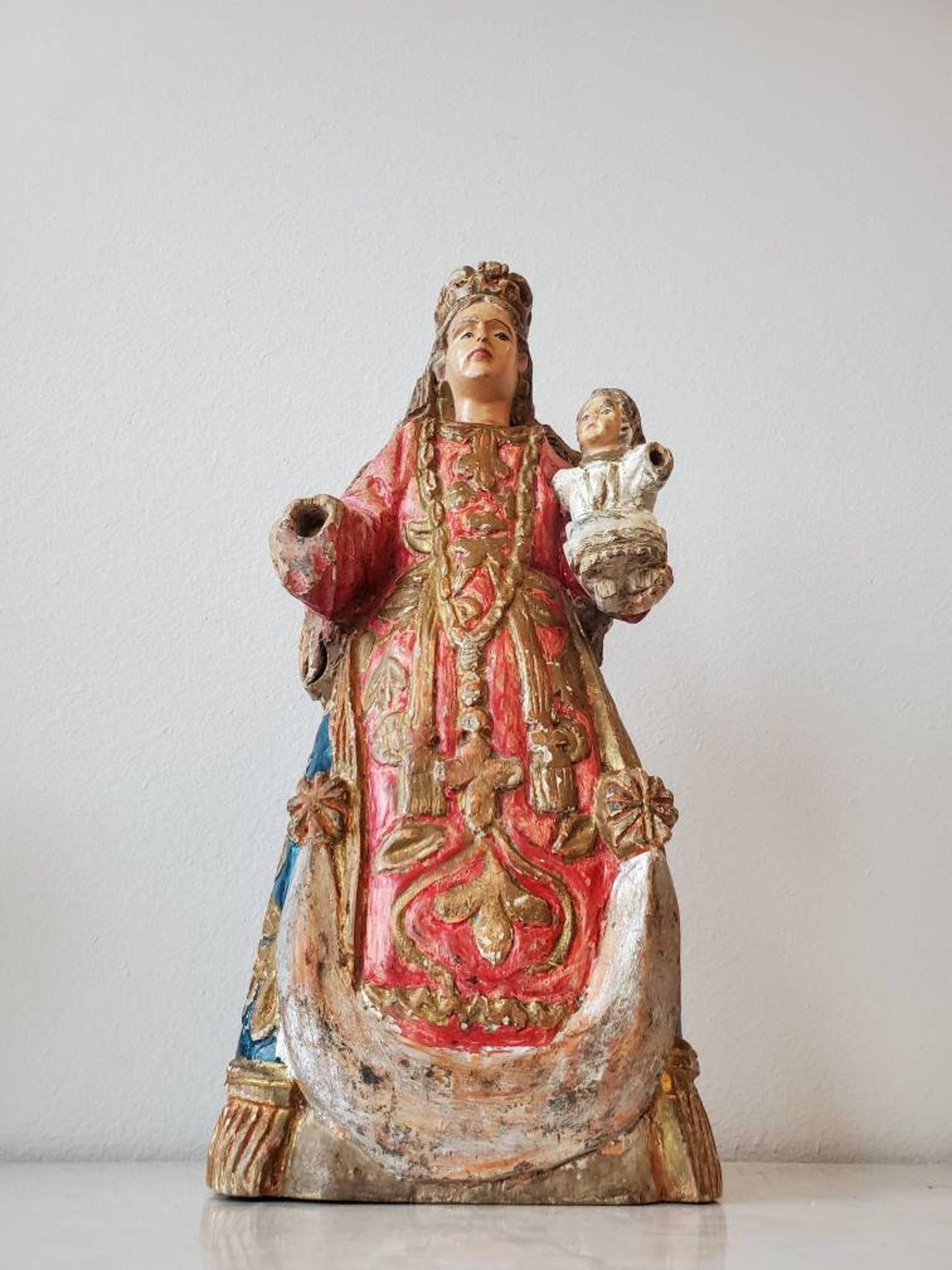 Ein außergewöhnliches Beispiel für den spanischen Kolonialstil, der im 19. Jahrhundert in Mexiko entstand, ist diese große, handgeschnitzte und bemalte Altarfigur der religiösen Volkskunst, die 