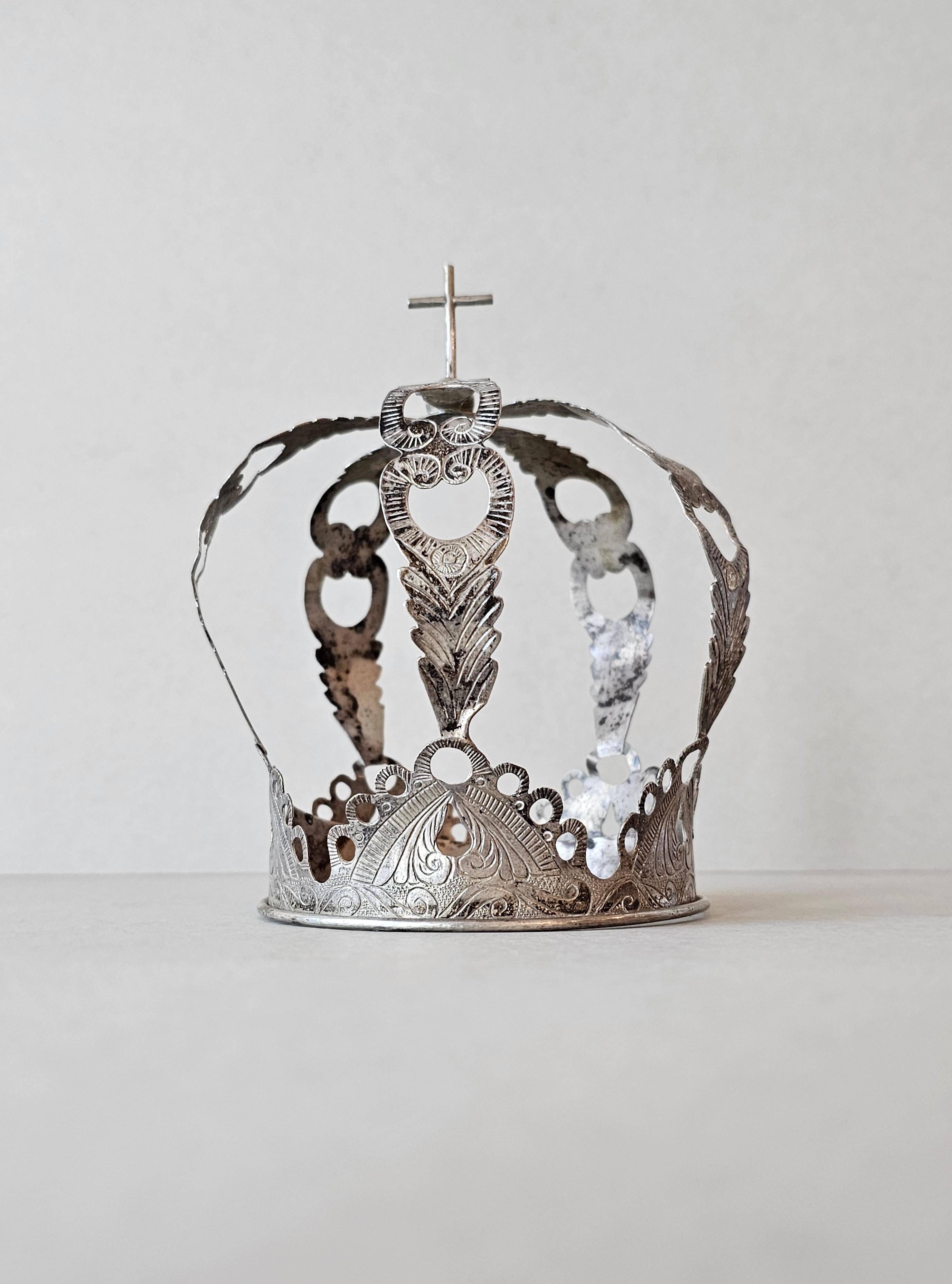 Argent Ancienne couronne de Santo en argent de l'époque coloniale espagnole  en vente