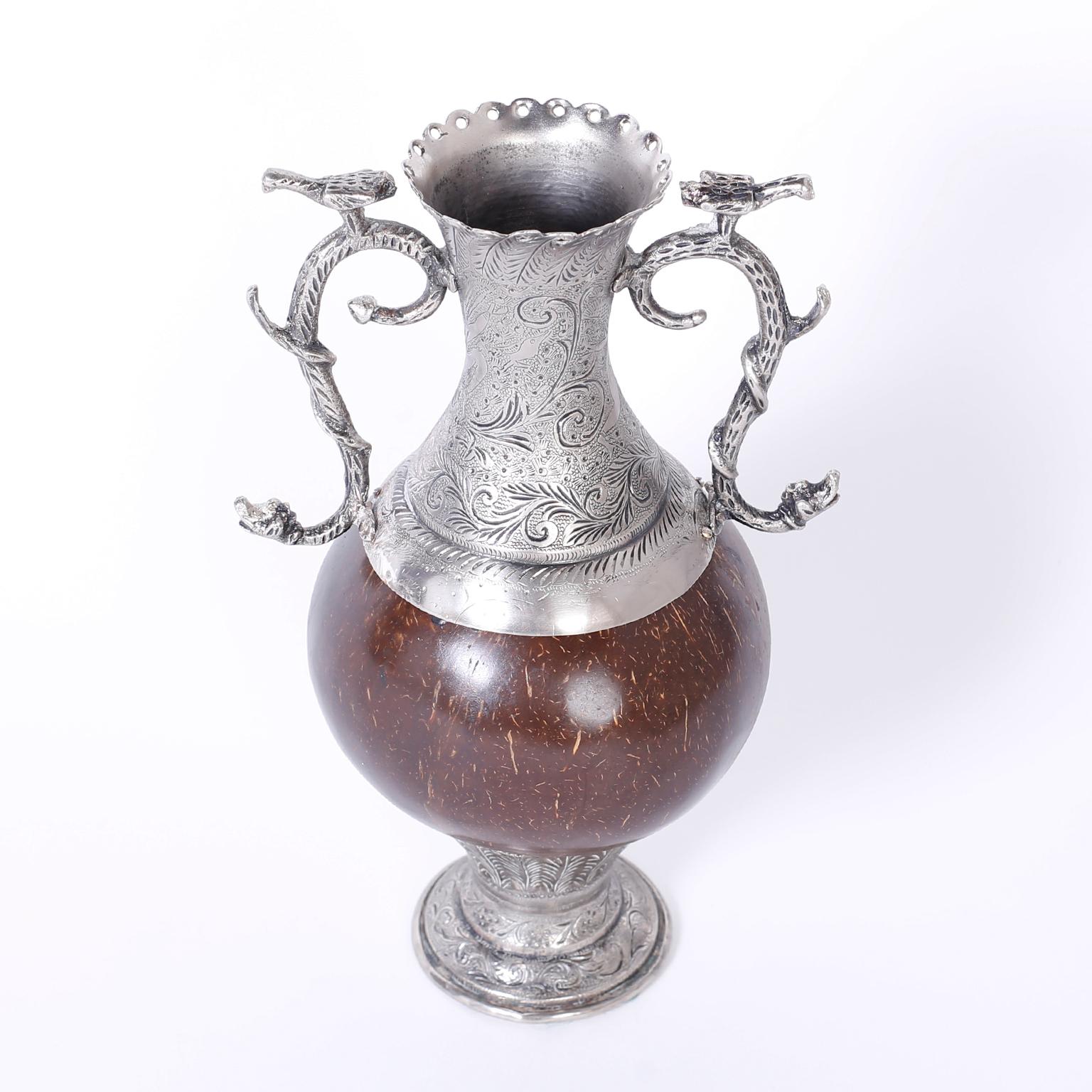 Fait main Vase ancien en métal argenté de style colonial espagnol en vente