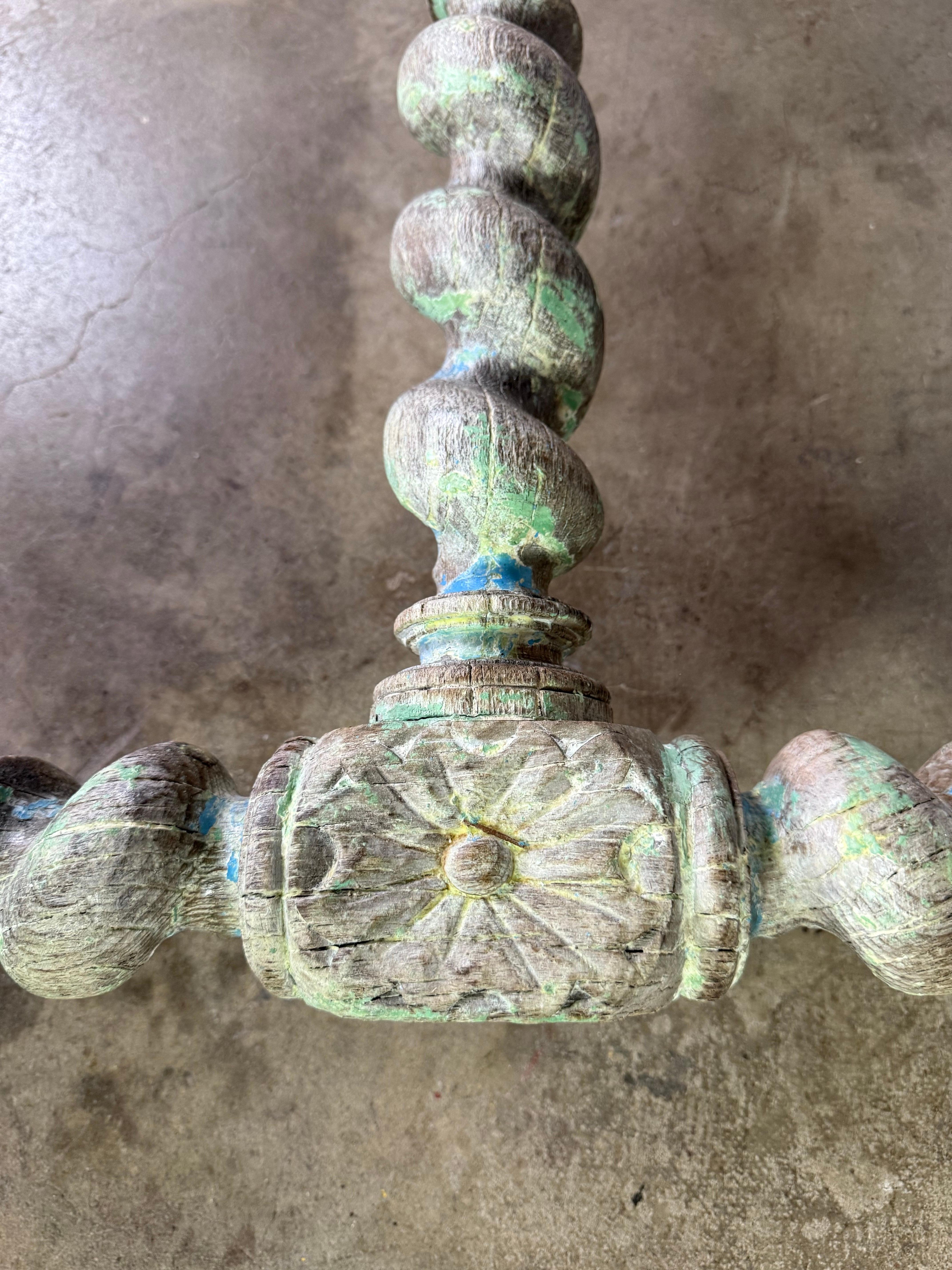 Antigua Mesa de Escribir Tallada de Estilo Colonial Español con Cajón en venta 4