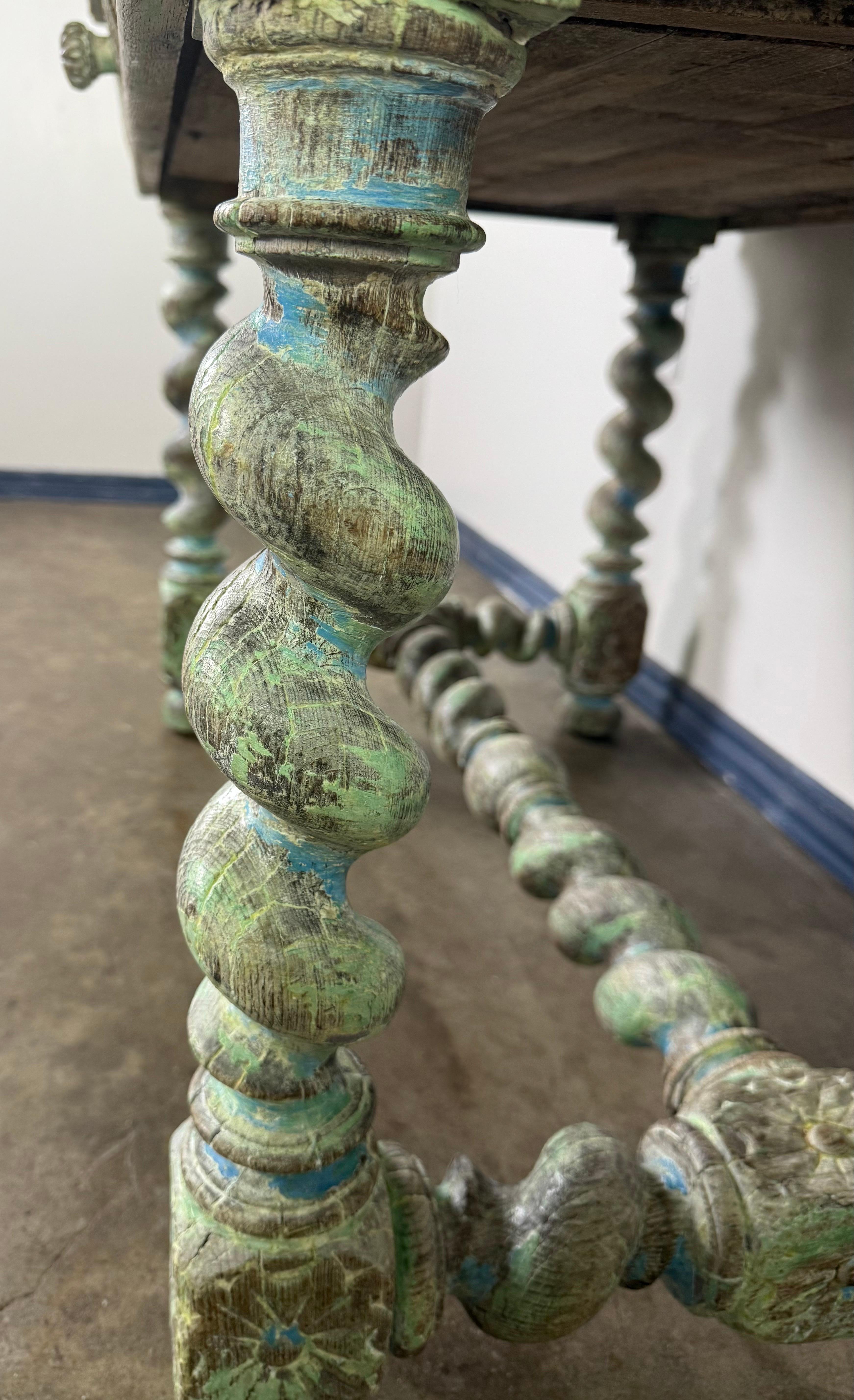 Antigua Mesa de Escribir Tallada de Estilo Colonial Español con Cajón en venta 5