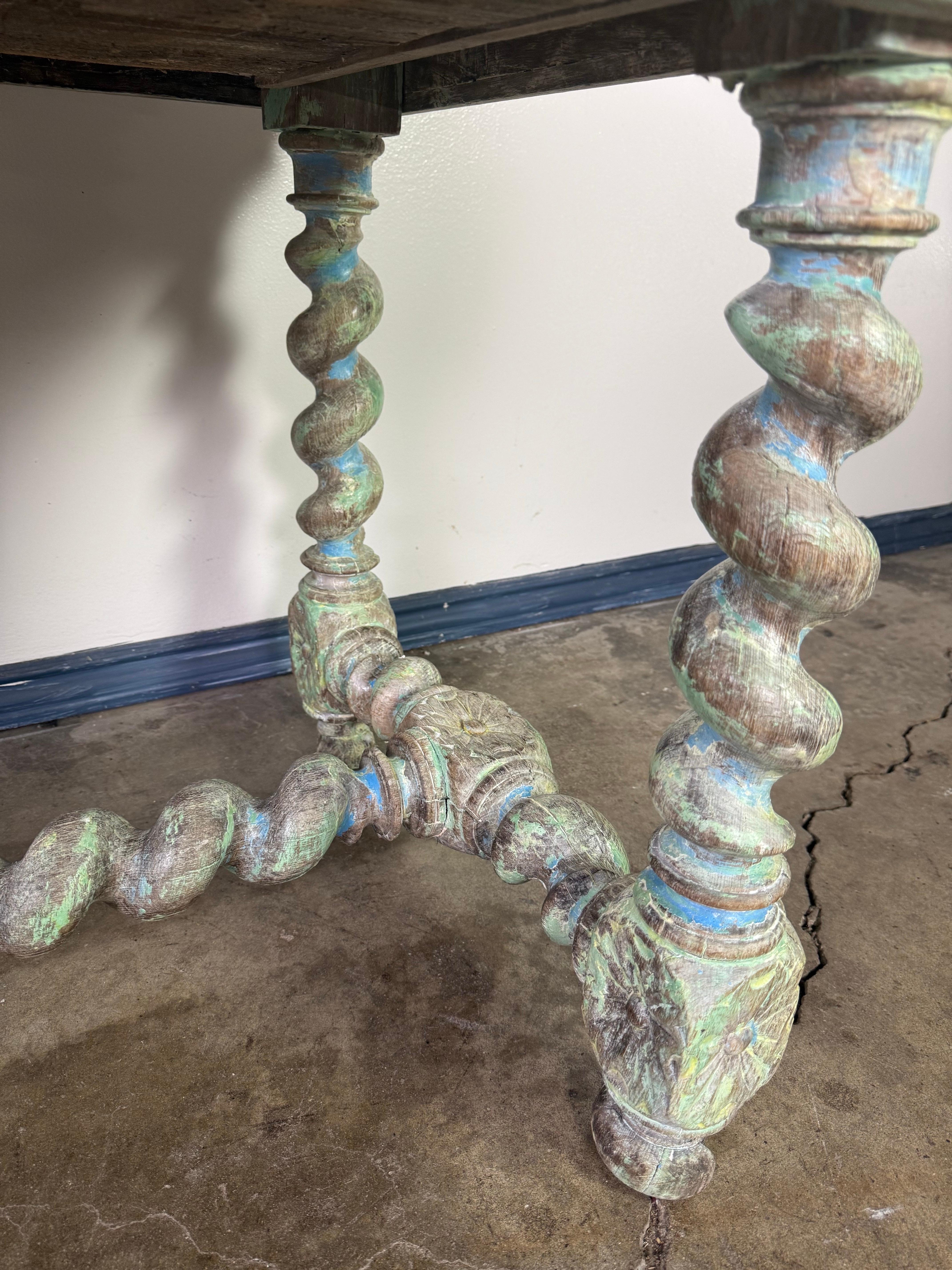 Antigua Mesa de Escribir Tallada de Estilo Colonial Español con Cajón en venta 2