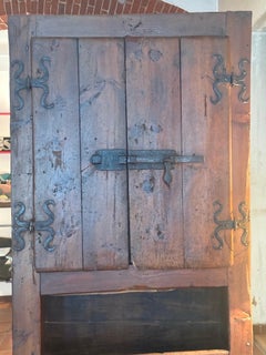 Antico armadio coloniale spagnolo in legno con elementi in ferro forgiato a mano, 1800 circa
