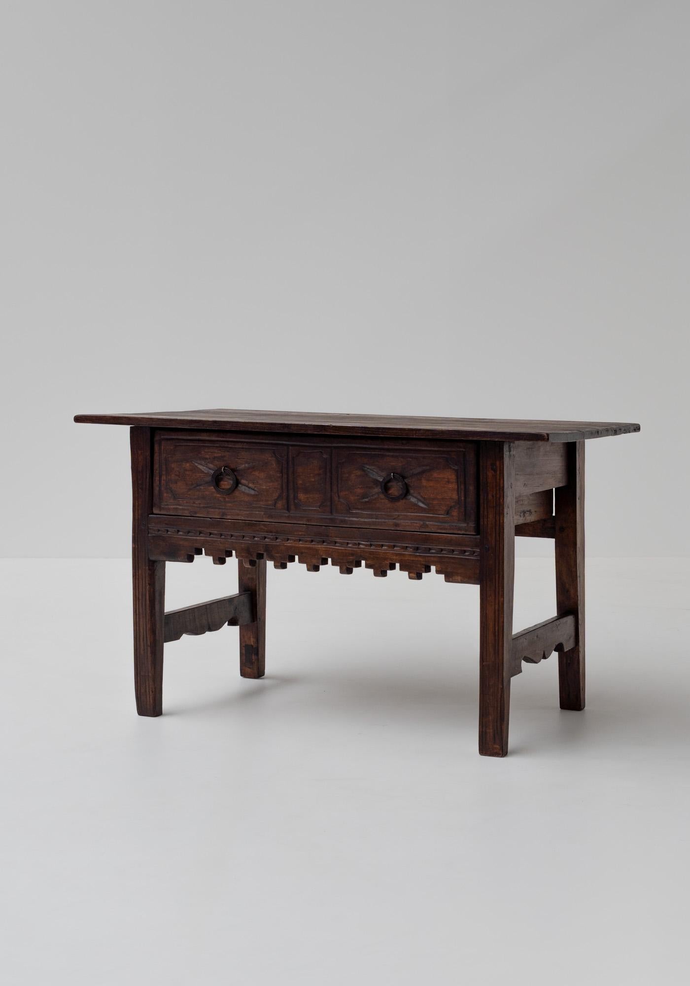 Cette console espagnole est une pièce unique. Son esthétique moderne la distingue des autres consoles espagnoles anciennes. Alors que la plupart des pièces vintage sont finies avec des détails ornés, cette console se distingue par ses lignes épurées