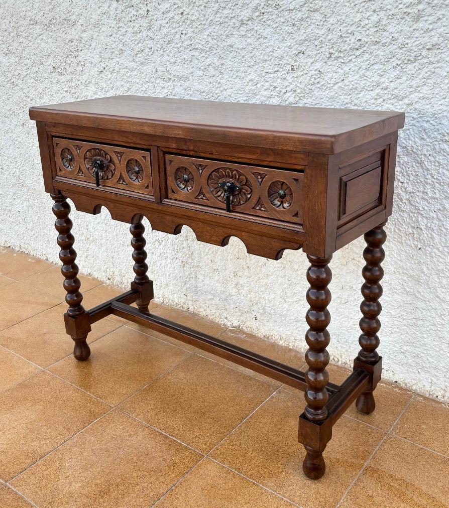 Antique Spanish Console Table in Carved Walnut, 1890 In Good Condition For Sale In Miami, FL