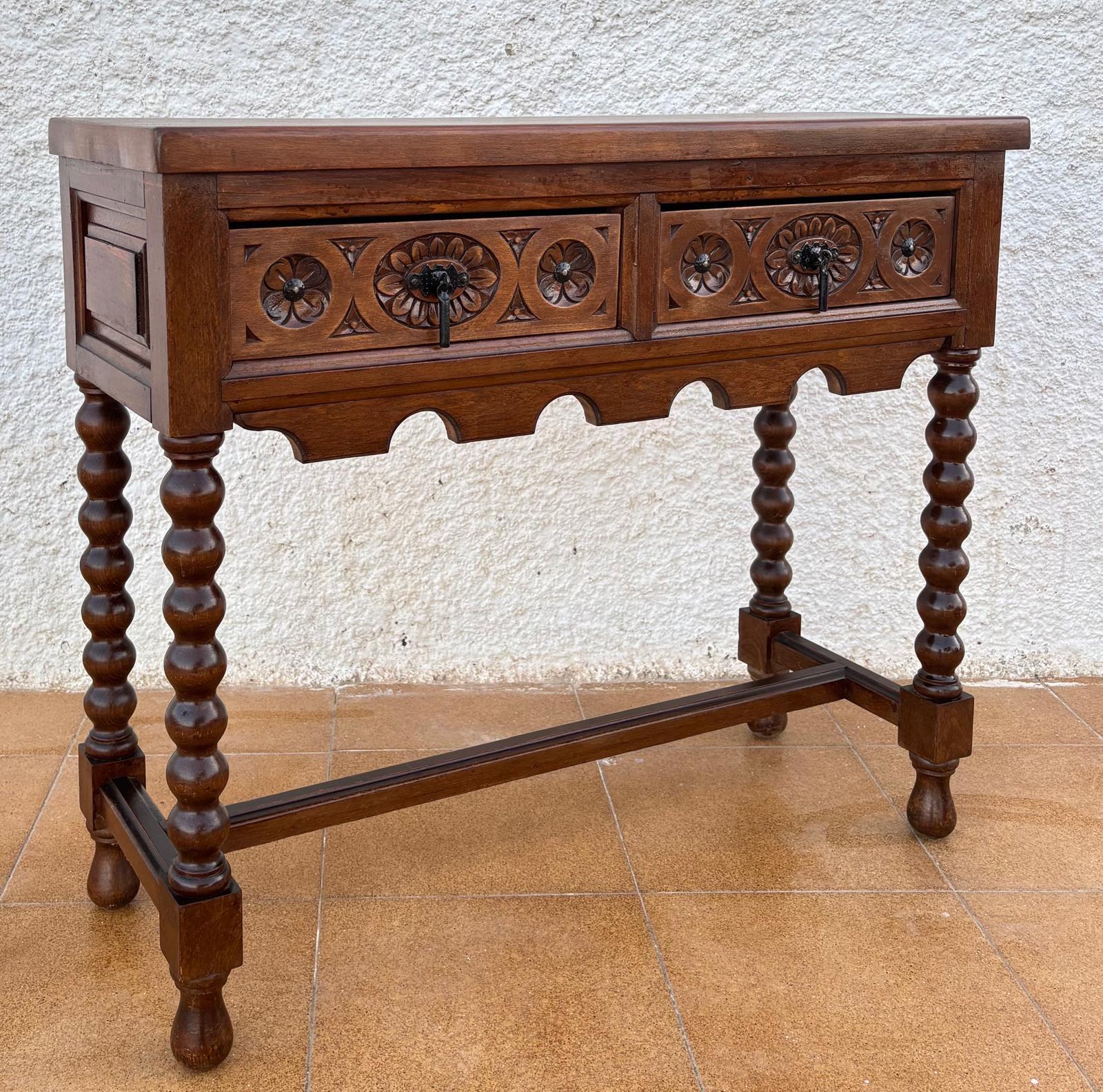 Antique Spanish Console Table in Carved Walnut, 1890 For Sale 1
