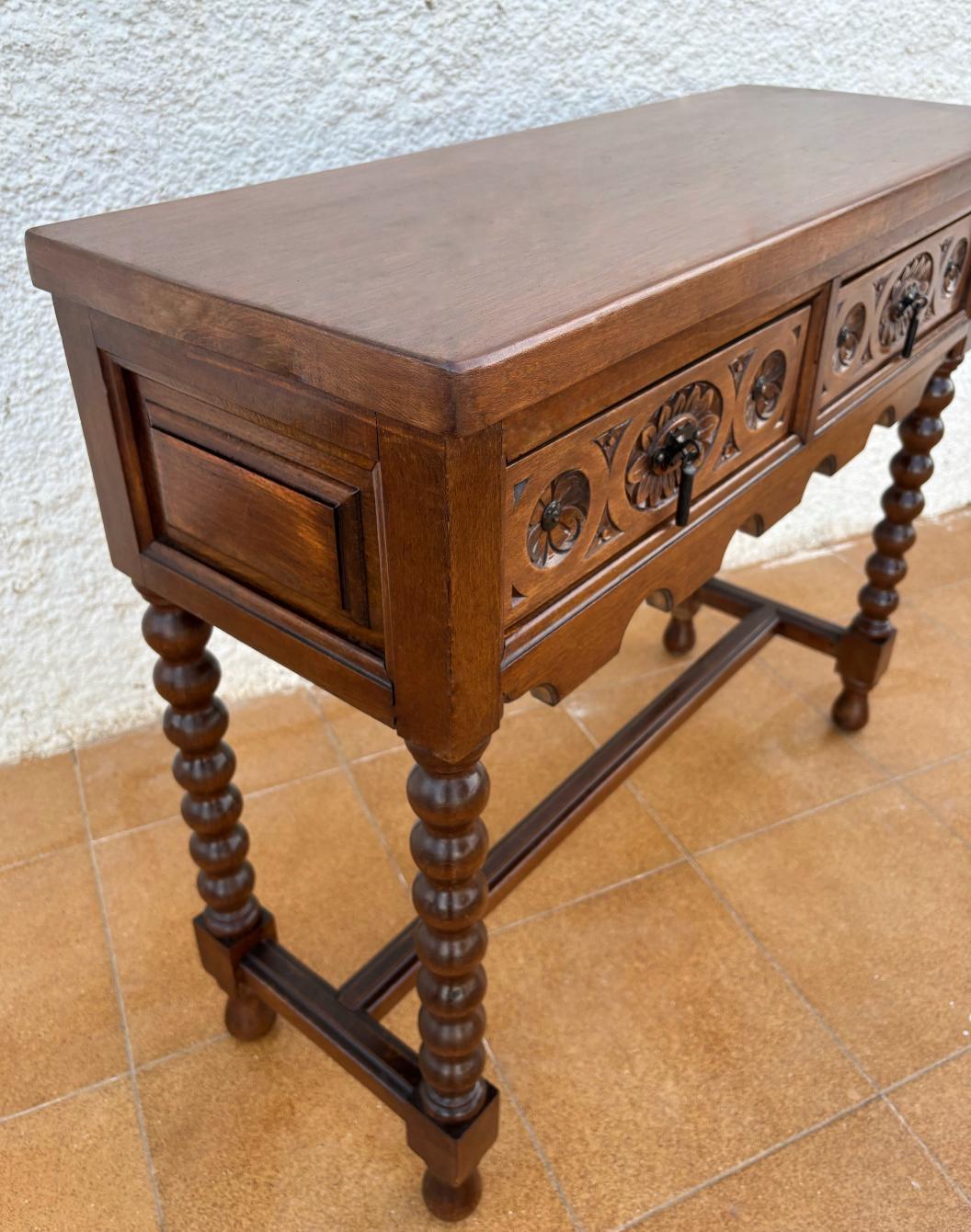 Antique Spanish Console Table in Carved Walnut, 1890 For Sale 2