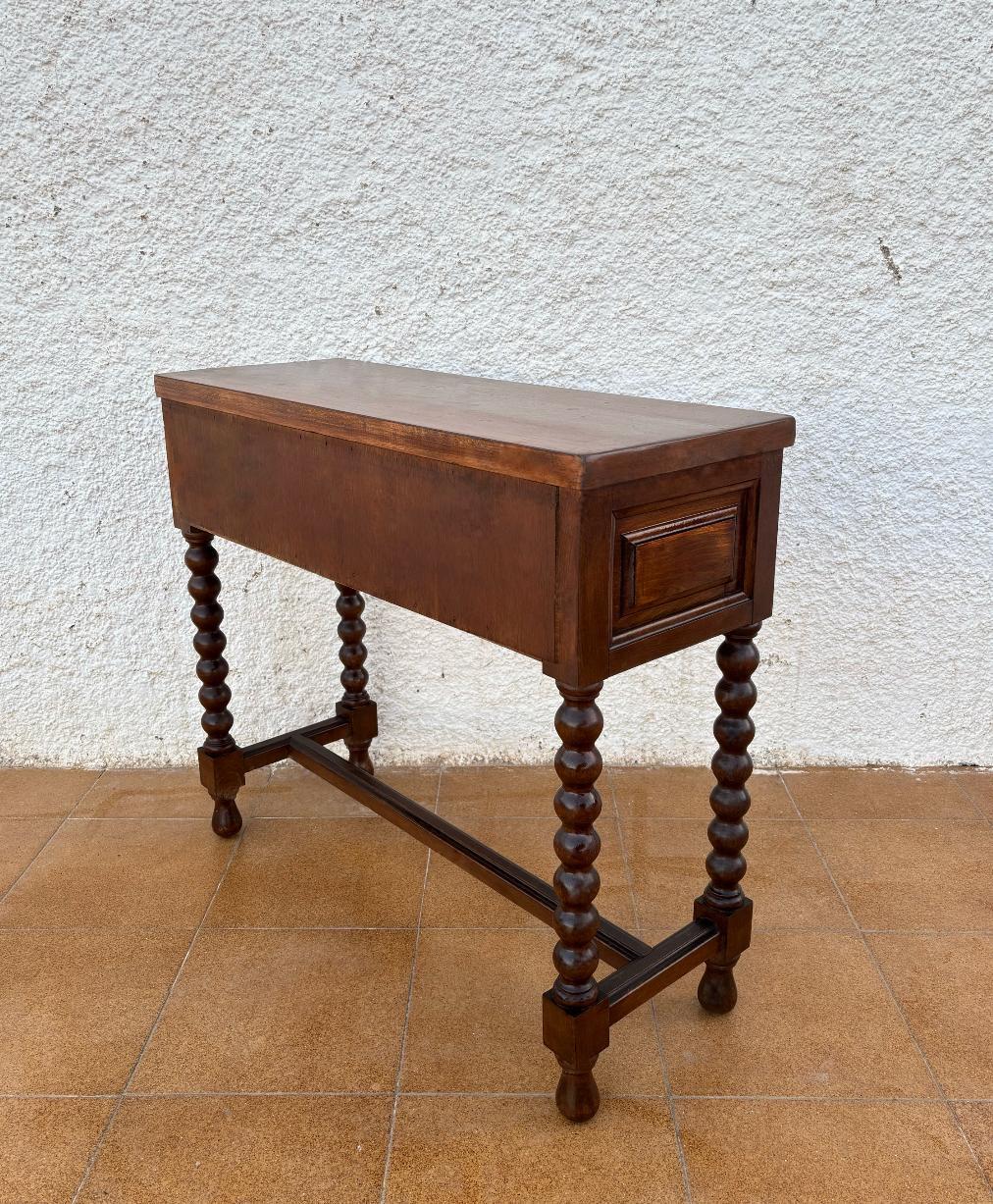 Antique Spanish Console Table in Carved Walnut, 1890 For Sale 4