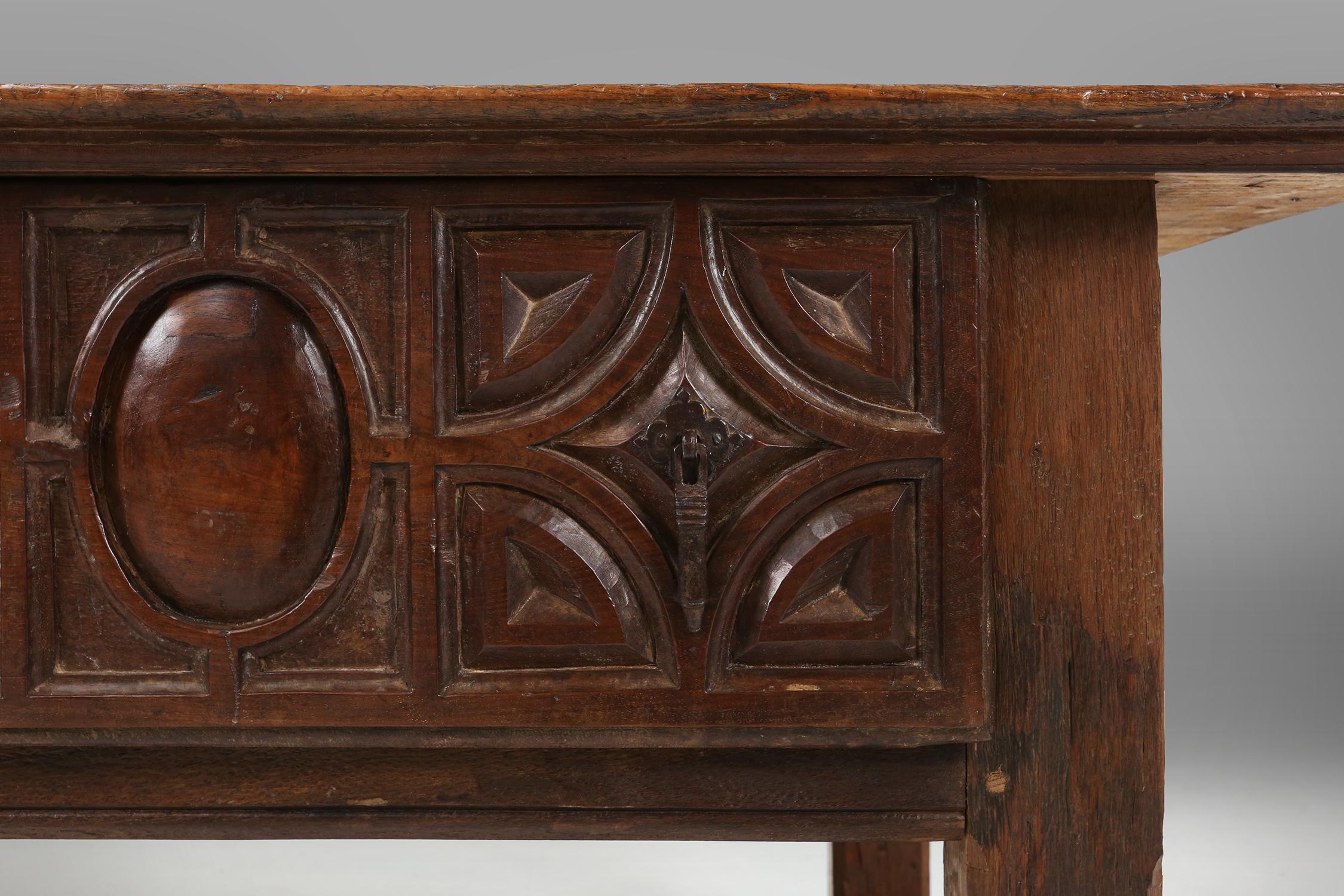 Antique Spanish console table in oak wood, with 2 large drawers from the 18th ce For Sale 5