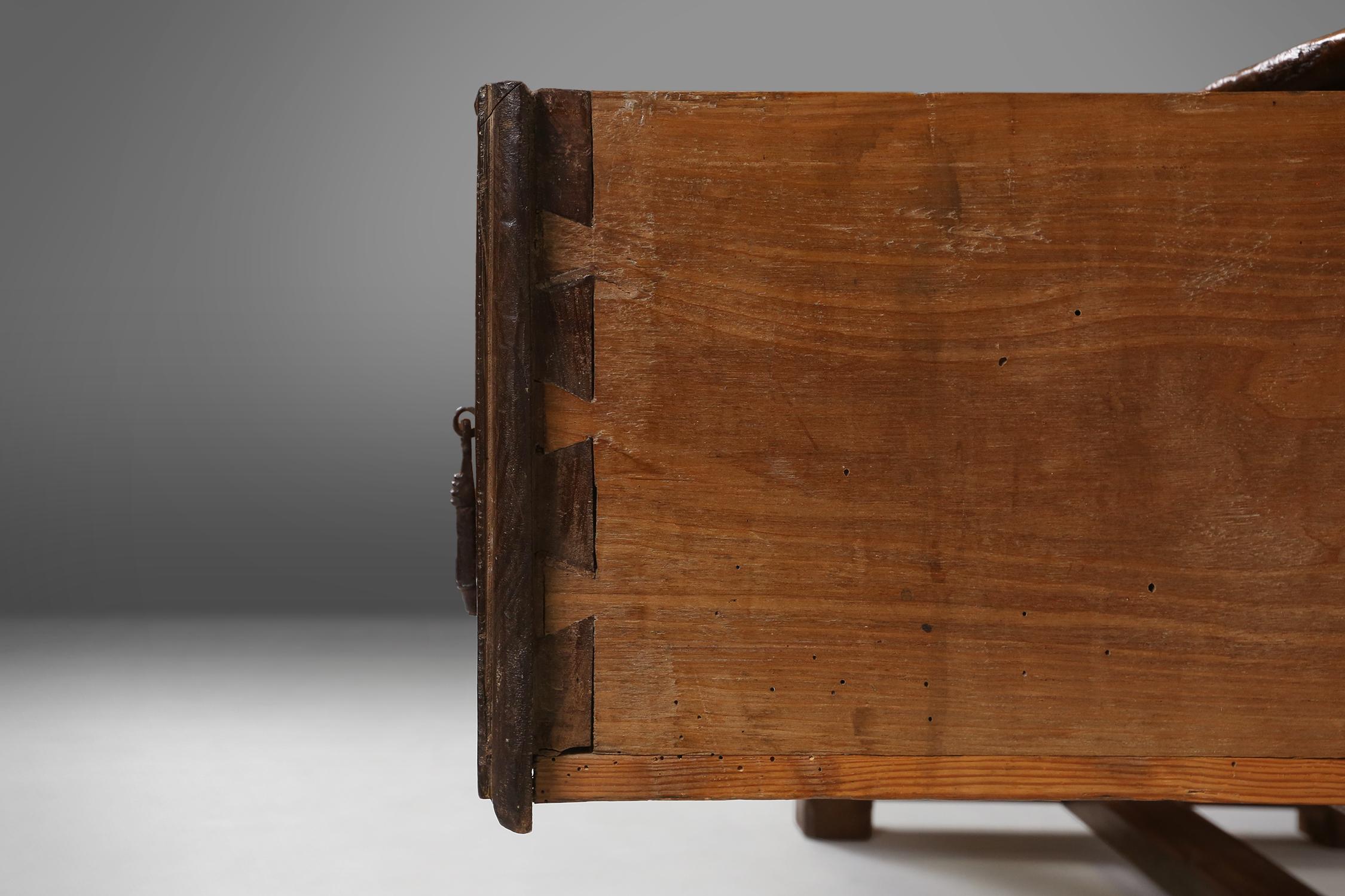 Antique Spanish console table in oak wood, with 2 large drawers from the 18th ce For Sale 1