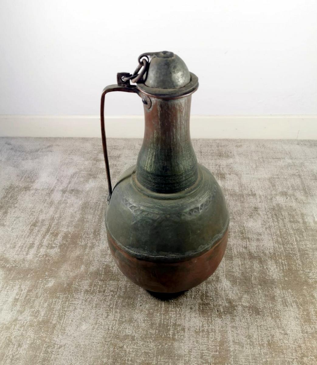We kindly suggest you read the whole description, because with it we try to give you detailed technical and historical information to guarantee the authenticity of our objects.
The jug was made in Spain in the early 1800s in hand-hammered copper of
