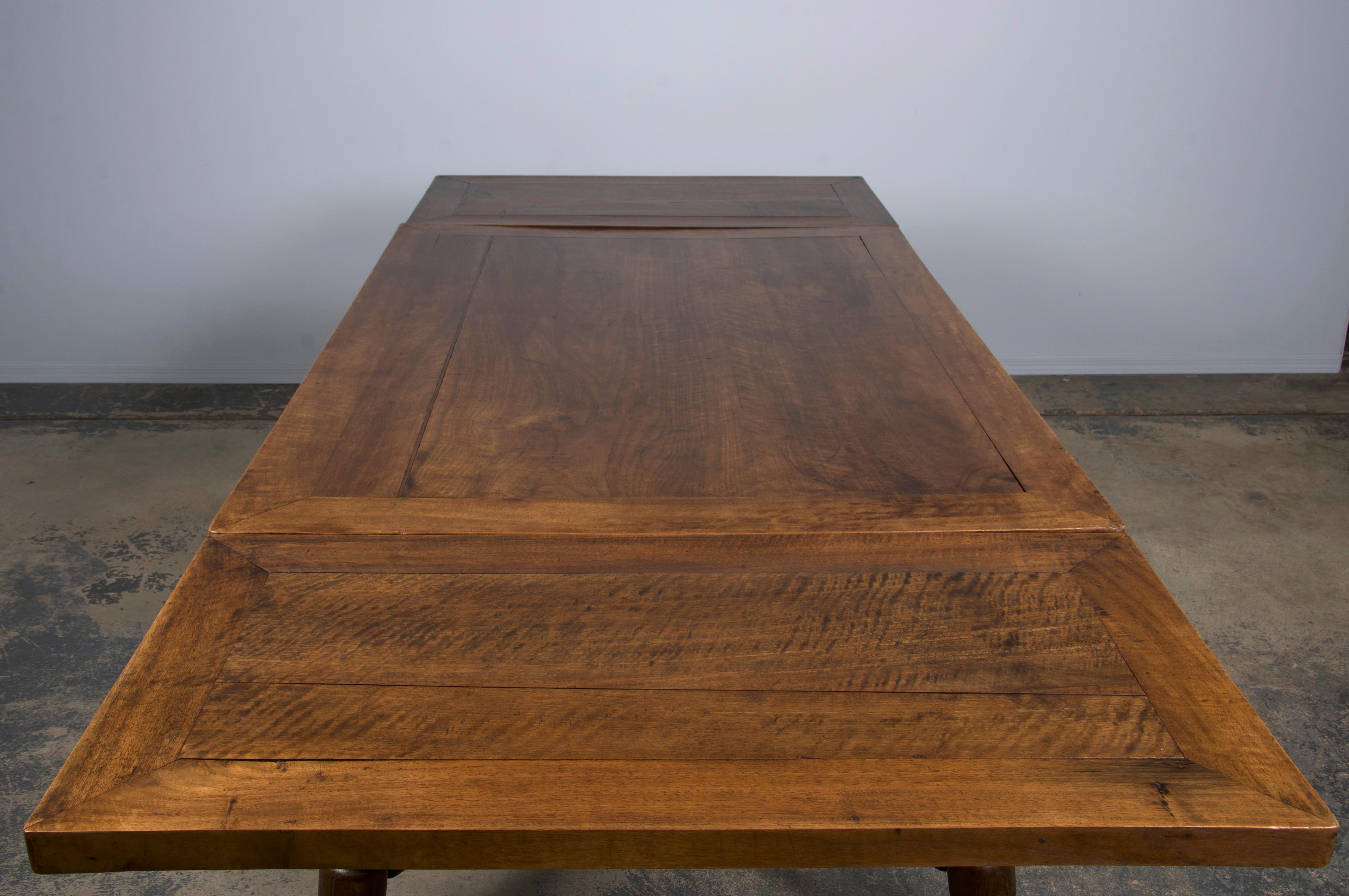 Ancienne table de salle à manger espagnole à rallonge en bois mixte en vente 11