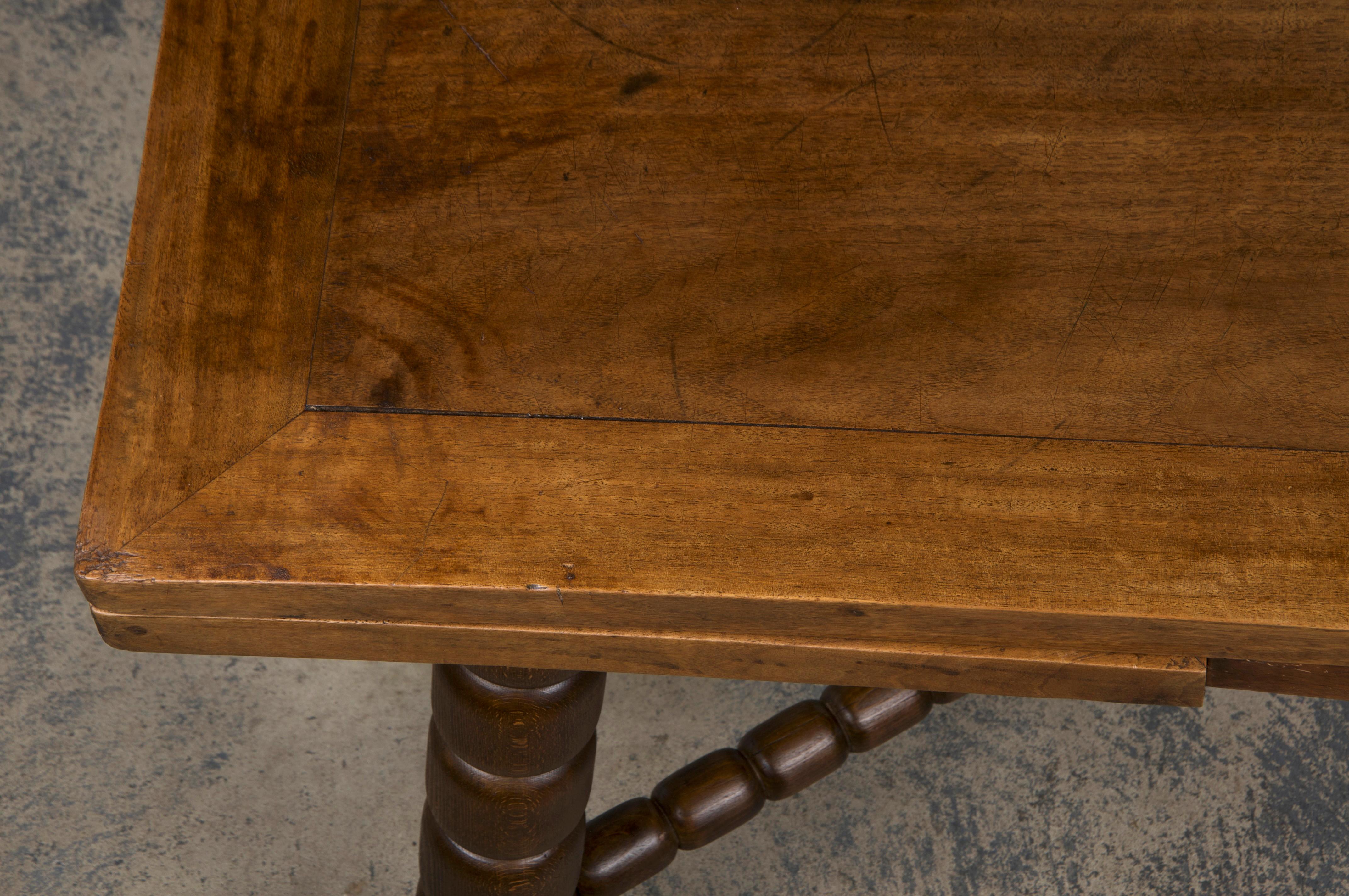 Sculpté à la main Ancienne table de salle à manger espagnole à rallonge en bois mixte en vente