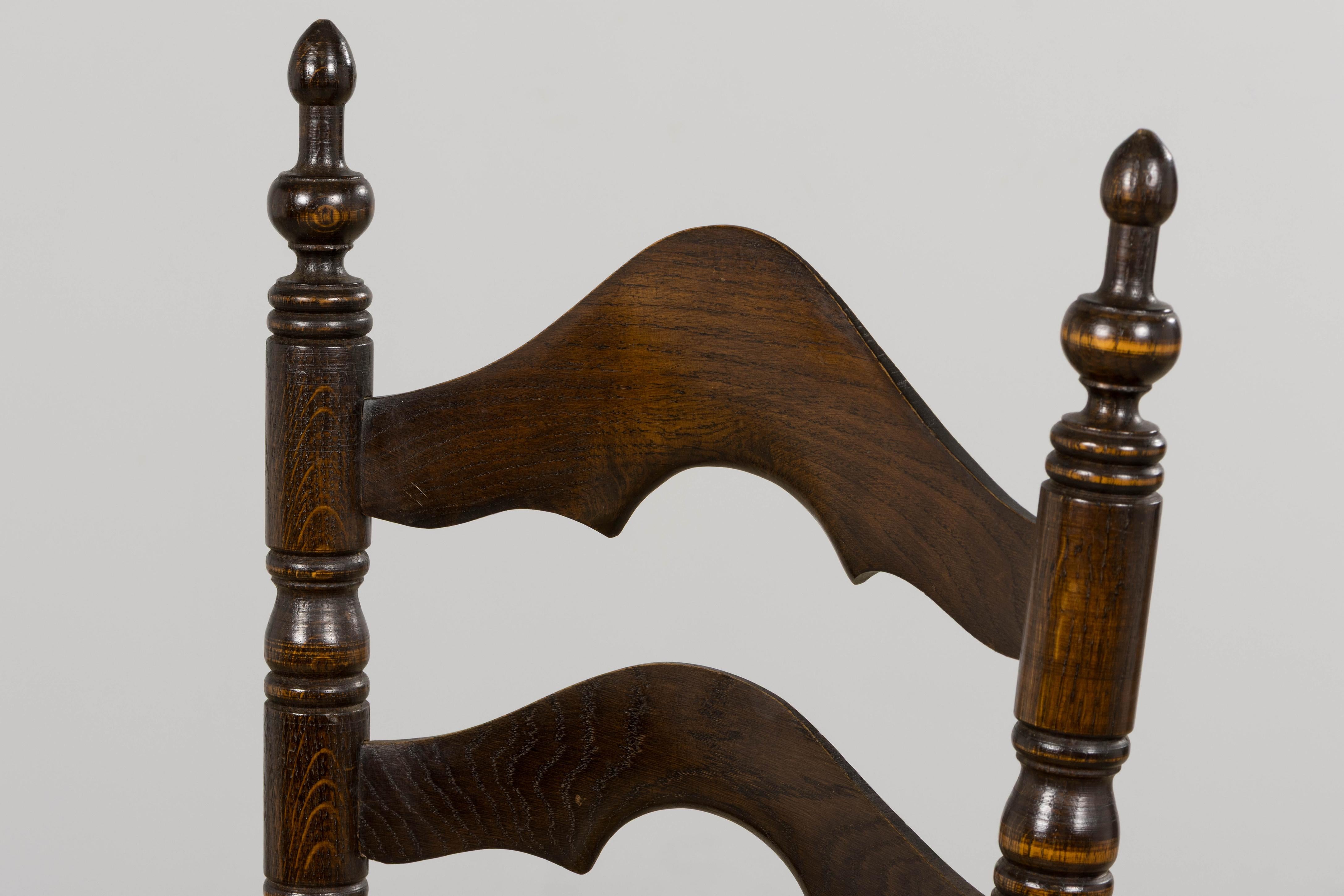 Sedie da pranzo antiche in quercia spagnola con schienale a scaletta - Set di 10 sedie in vendita 2