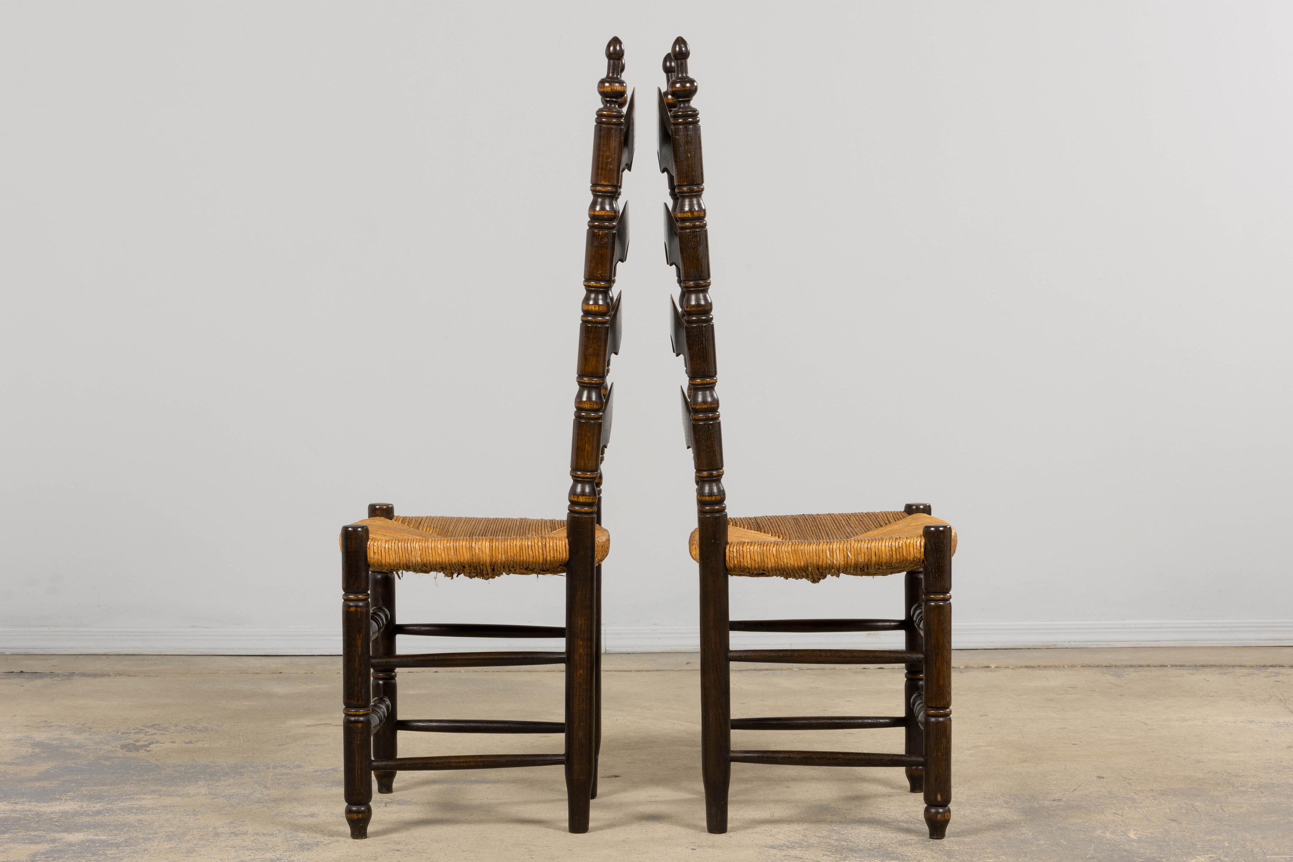 Sedie da pranzo antiche in quercia spagnola con schienale a scaletta - Set di 10 sedie in vendita 5