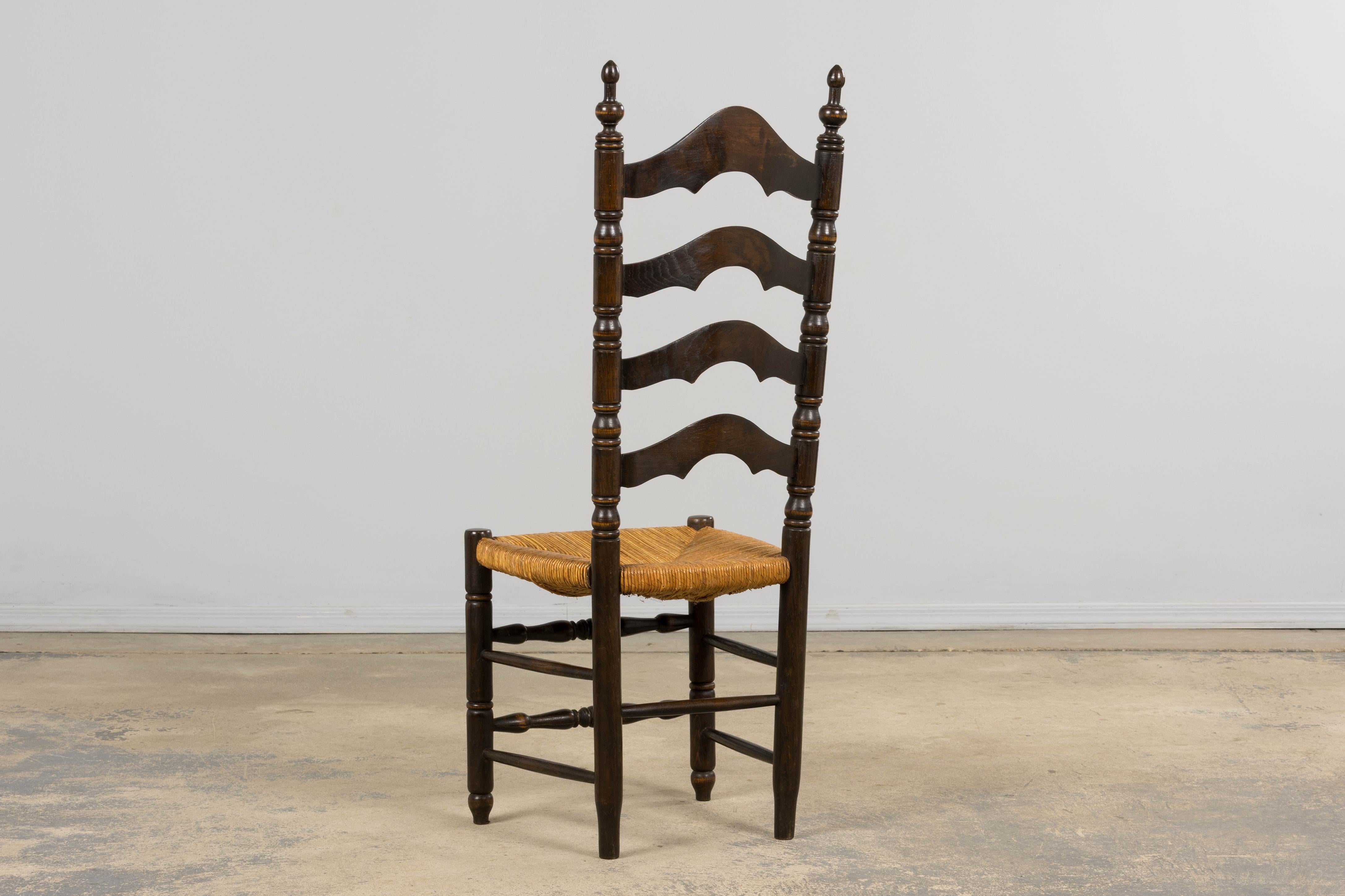 Sedie da pranzo antiche in quercia spagnola con schienale a scaletta - Set di 10 sedie in vendita 8