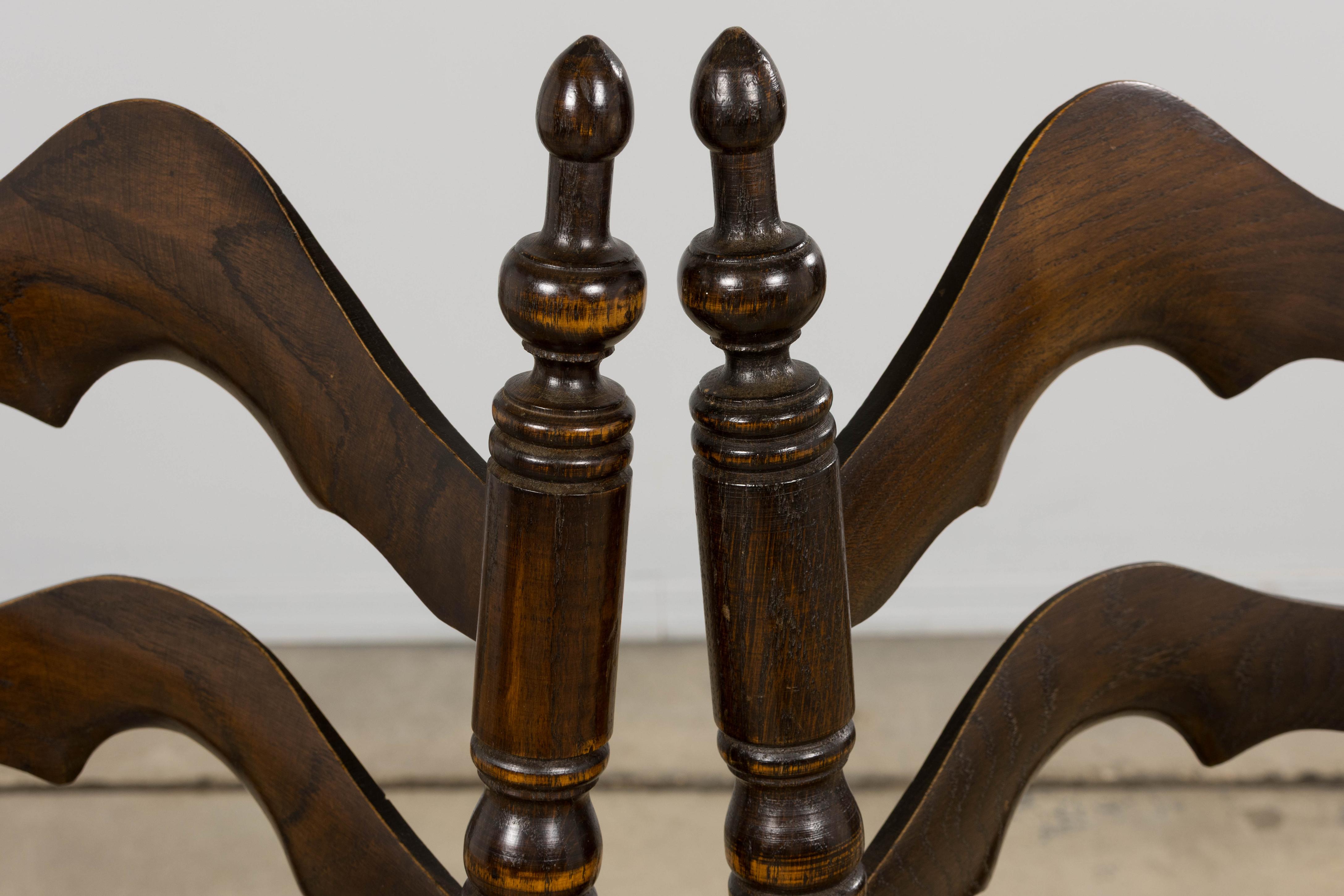 Sedie da pranzo antiche in quercia spagnola con schienale a scaletta - Set di 10 sedie In condizioni buone in vendita a Astoria, NY