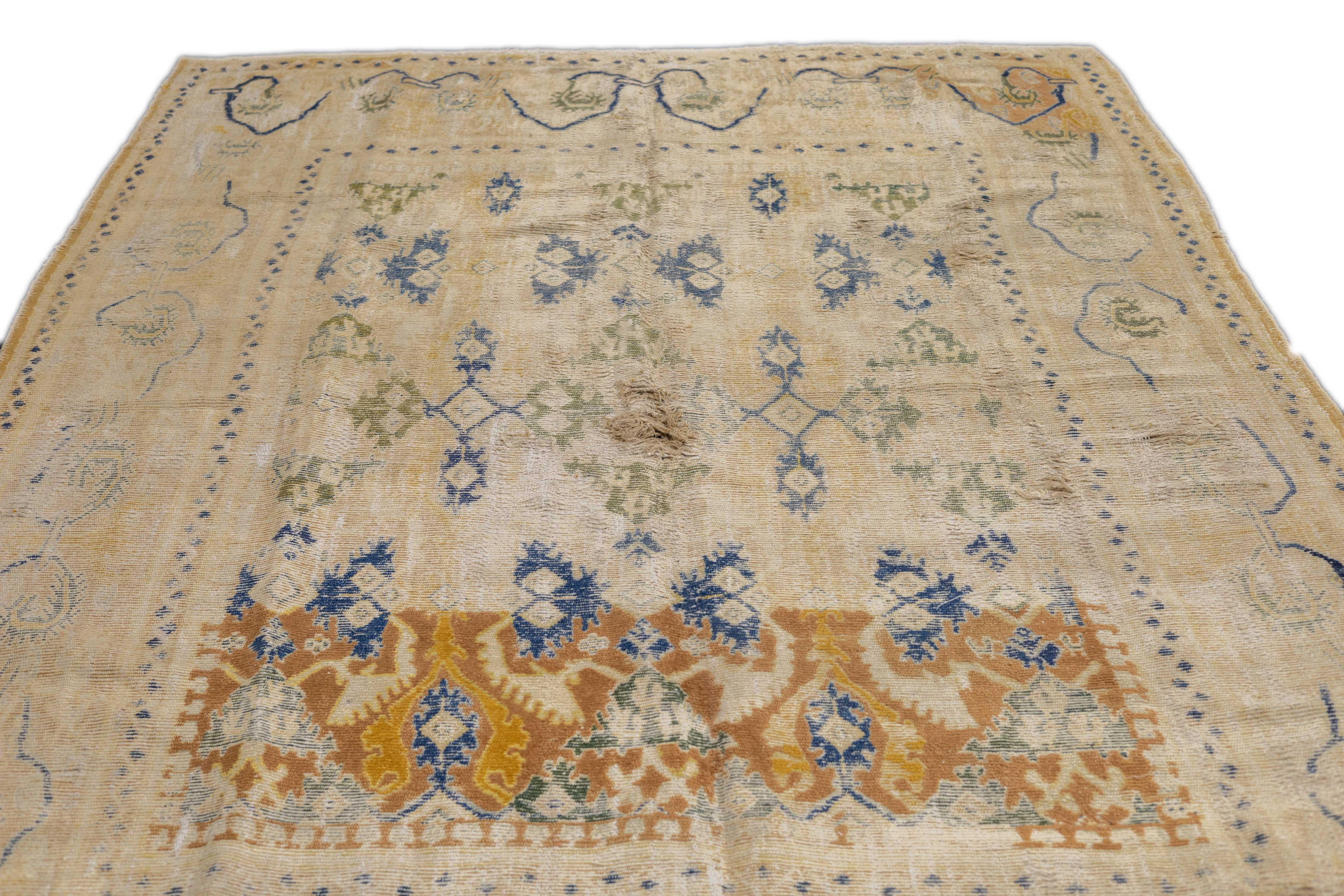 Tapis Cuenca espagnol ancien 6'9'' x 9'9'' État moyen - En vente à New York, NY