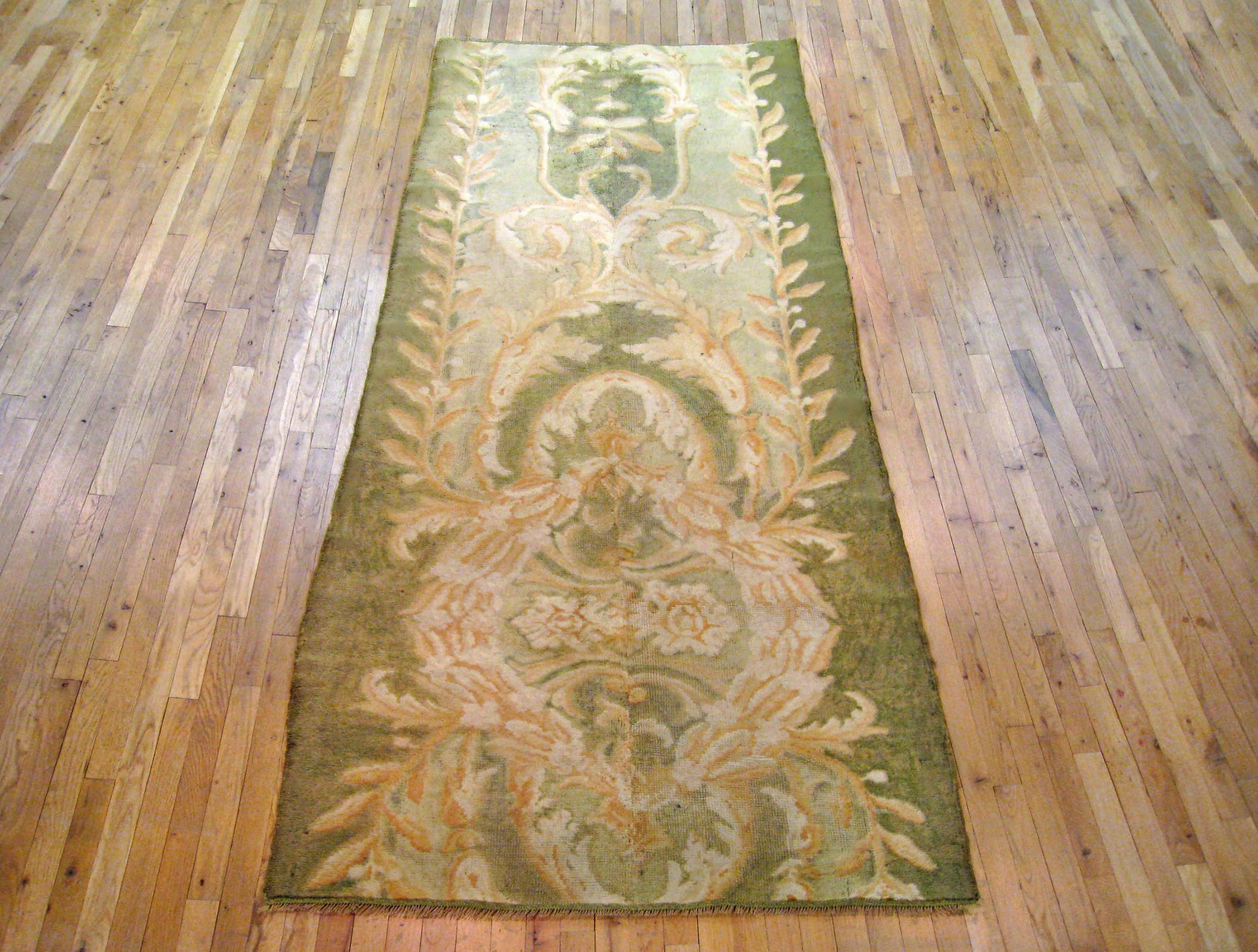 Antiker spanischer Savonnerie-Teppich, Galeriegröße, um 1910

Ein einzigartiger antiker europäischer Savonnerie-Orientalteppich, handgeknüpft mit kurzem Wollflor. Dieser schöne Teppich zeigt florale Elemente auf dem grünen Grundfeld mit