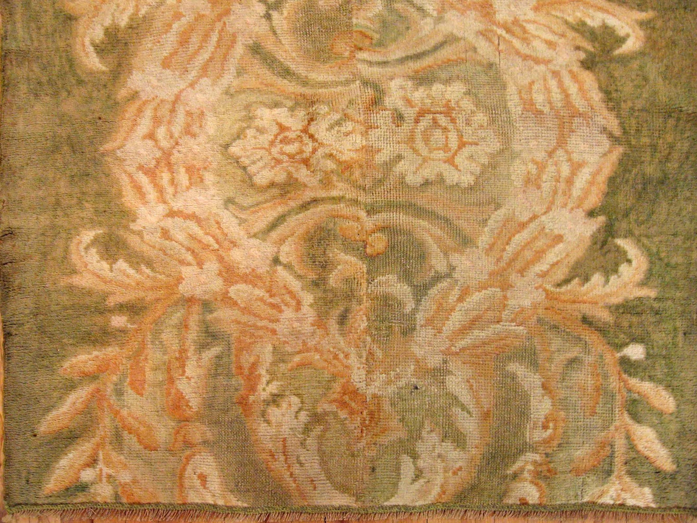 Antiker spanischer dekorativer orientalischer Savonnerie-Teppich in Galeriegröße  (Handgeknüpft) im Angebot