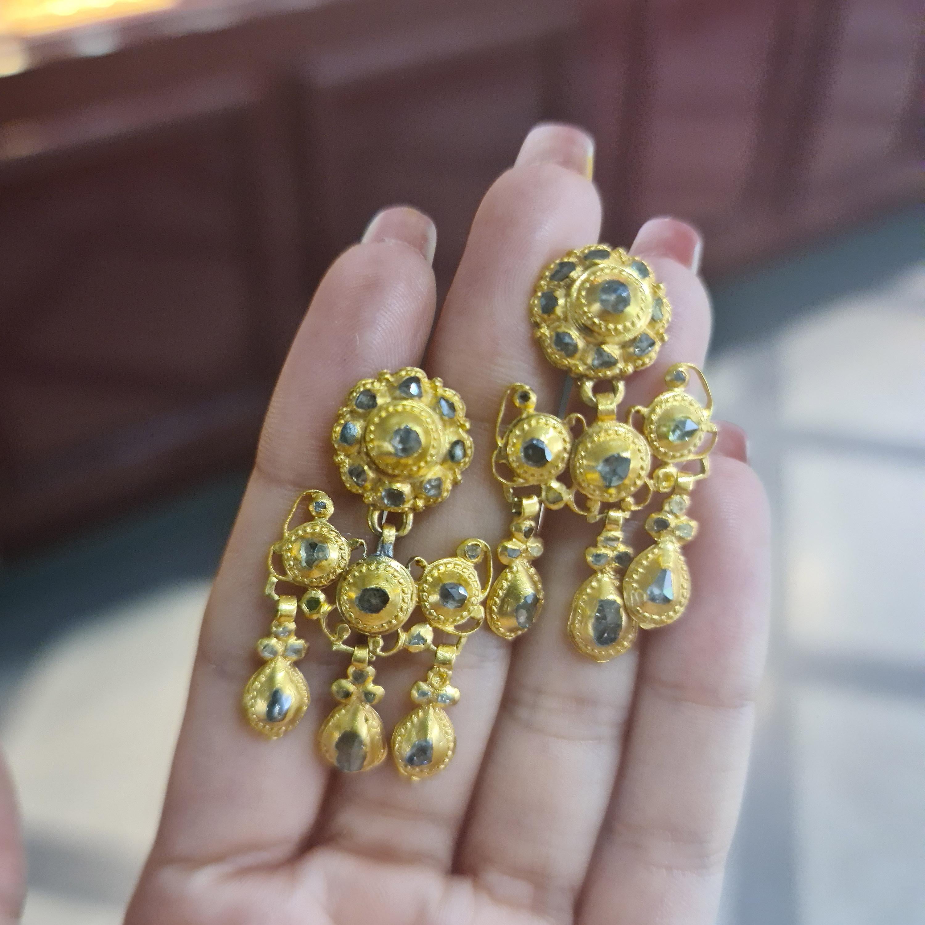 Boucles d'oreilles Girandole espagnoles anciennes en or et diamants, vers 1780 État moyen - En vente à London, GB