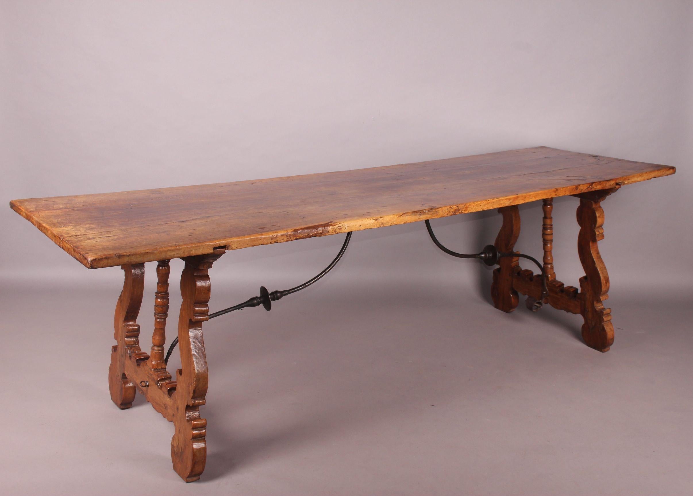 Antique Spanish Dinning Table In Good Condition For Sale In grand Lancy, CH