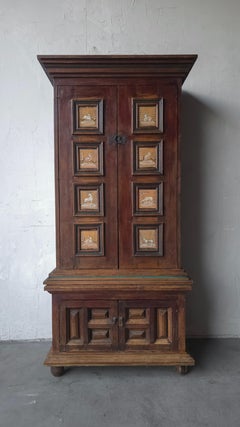 Antico mobile spagnolo europeo in legno patinato con dettaglio di piastrelle