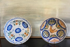 Antico set di piatti in maiolica spagnola, dipinti a mano, Catalogna, Circa 1900