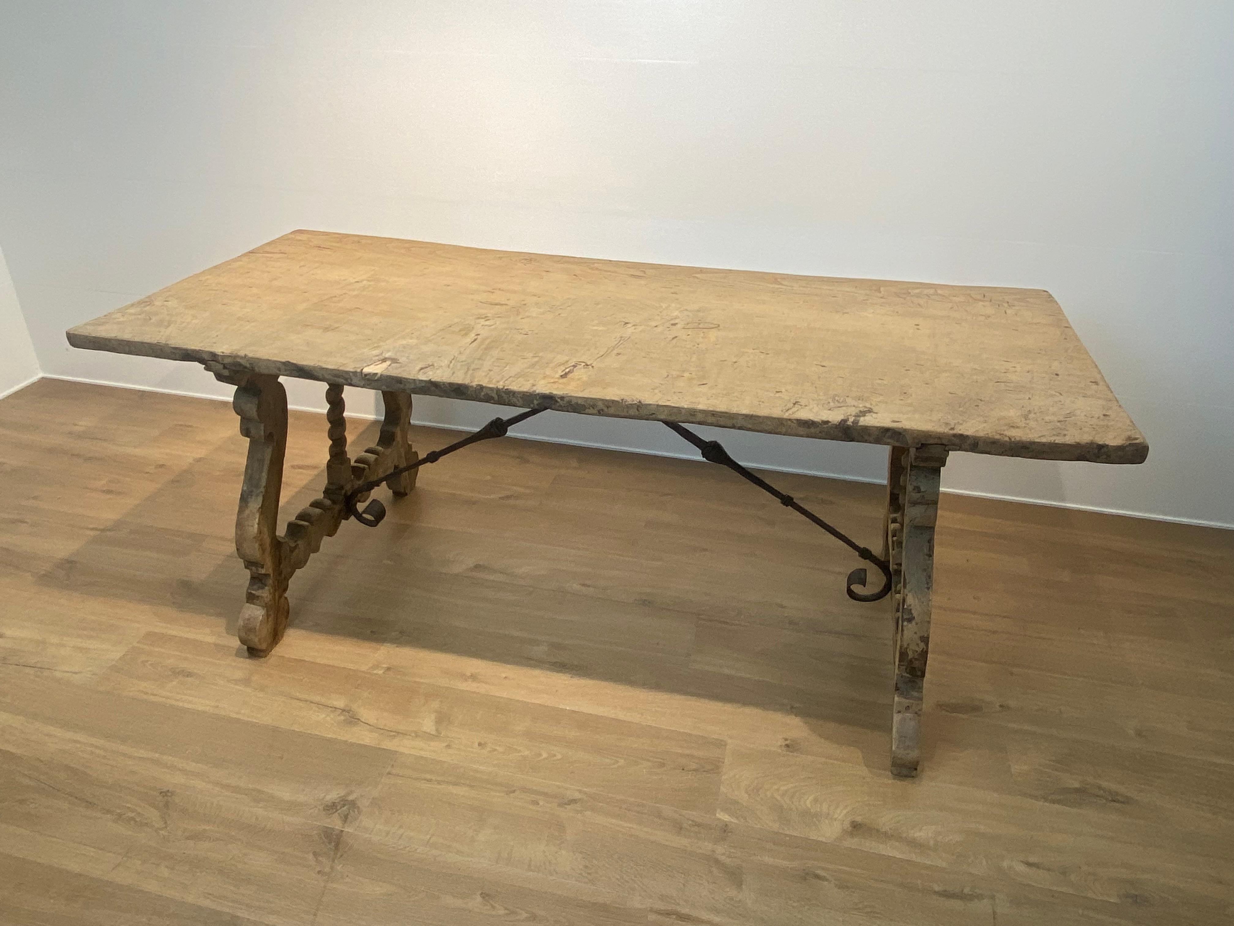 Belle table paysanne espagnole ancienne de la région de Catalogne,
18ème siècle, belle patine et éclat du noyer,
le plateau de la table est fait d'une seule pièce de bois, la table a ses châssis en fer d'origine,
la table peut être utilisée à