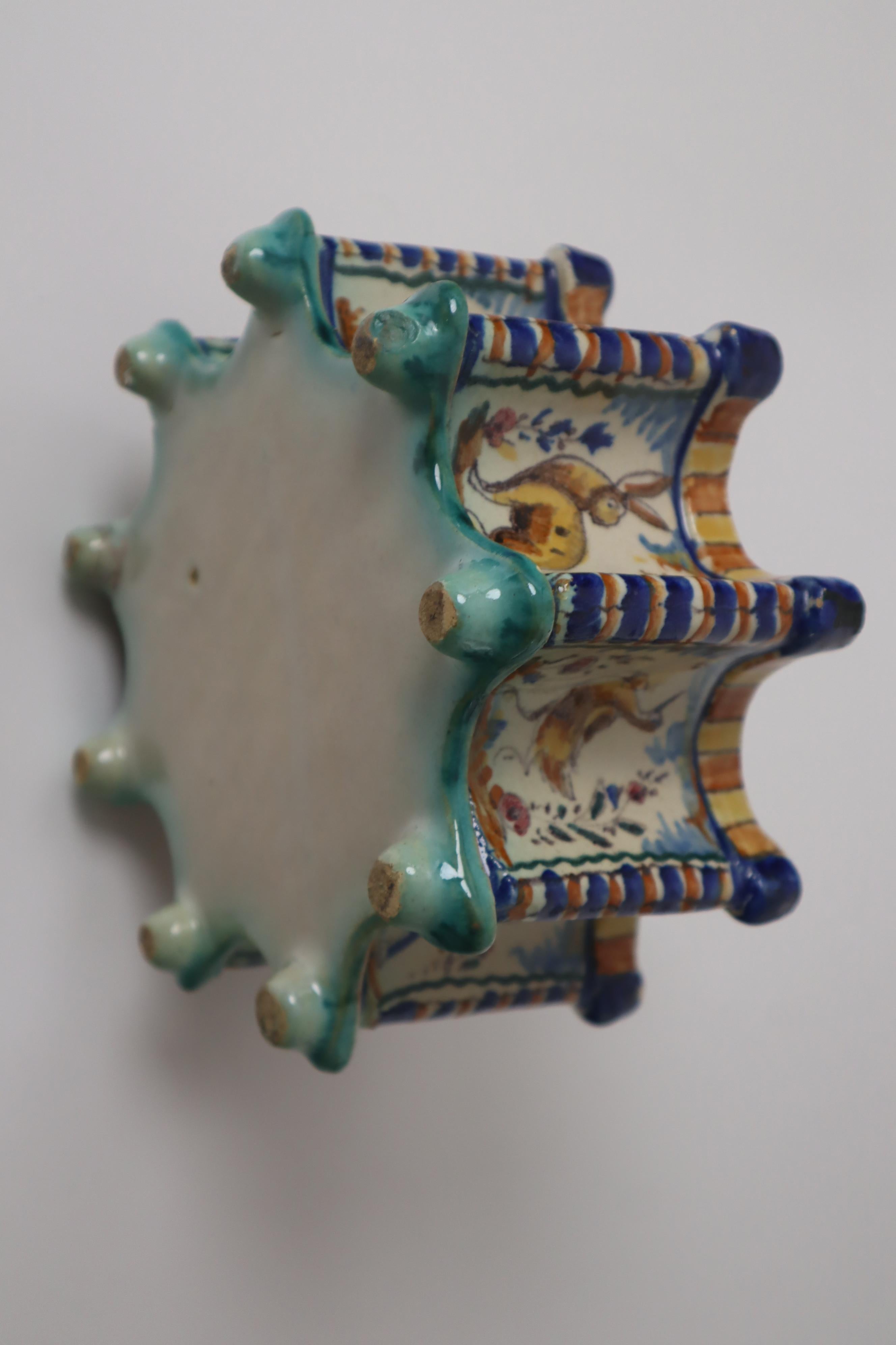 antique Spanish fiance teapot warmer with hunting motifs In Good Condition For Sale In Hannover, DE