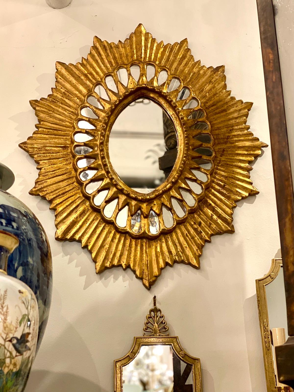 Un miroir espagnol doré au soleil datant des années 1920.

Mesures :
Hauteur : 24