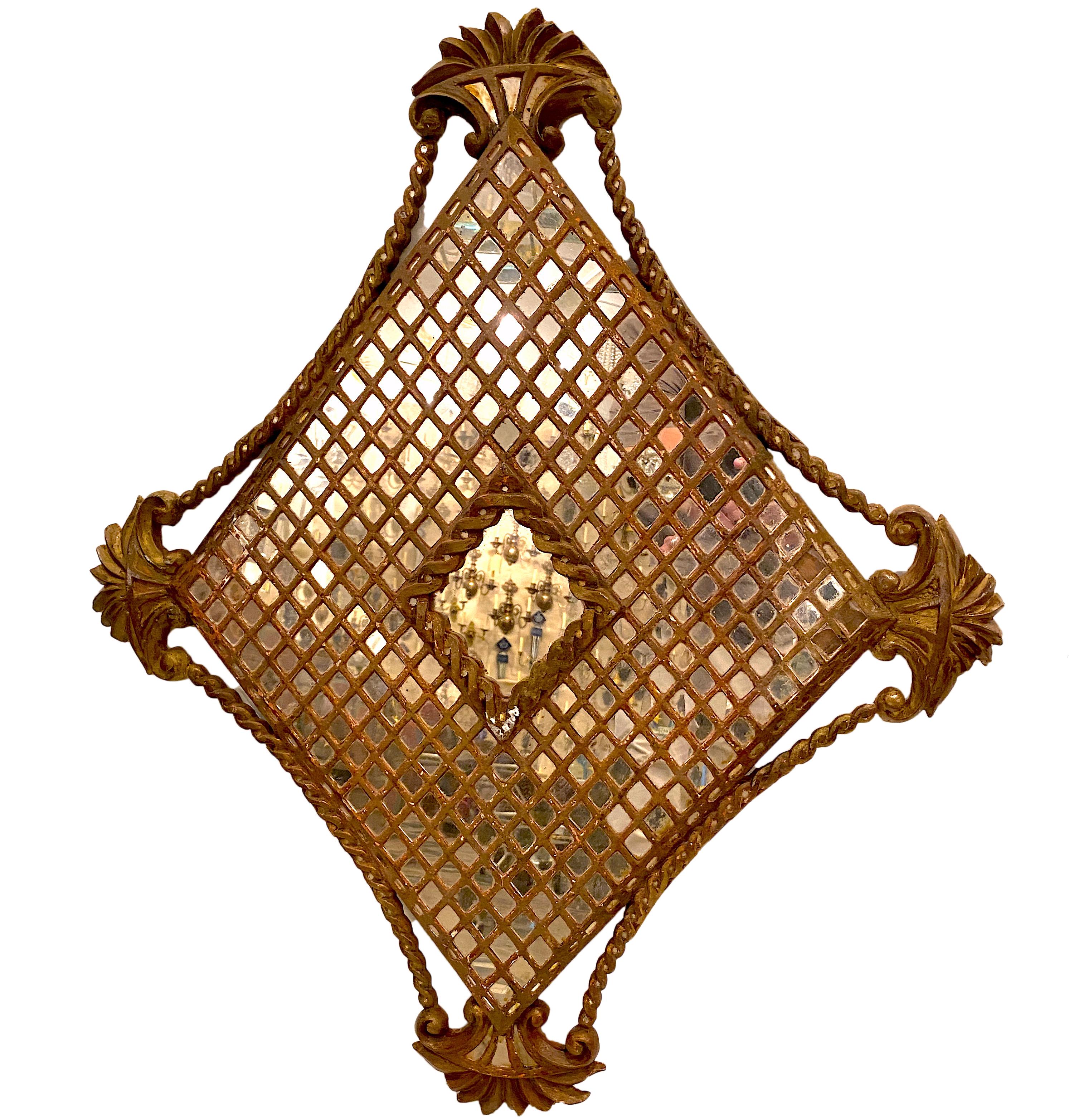 Ein spanischer Spiegel aus vergoldetem Holz mit Girlandendetails um 1900.

Abmessungen:
Höhe: 37