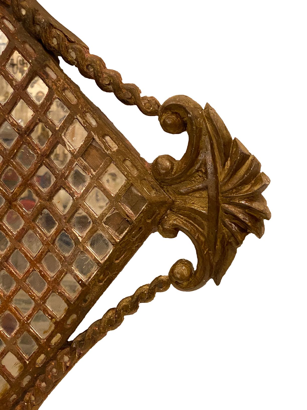 Antiker spanischer Spiegel aus vergoldetem Holz (Handgeschnitzt) im Angebot