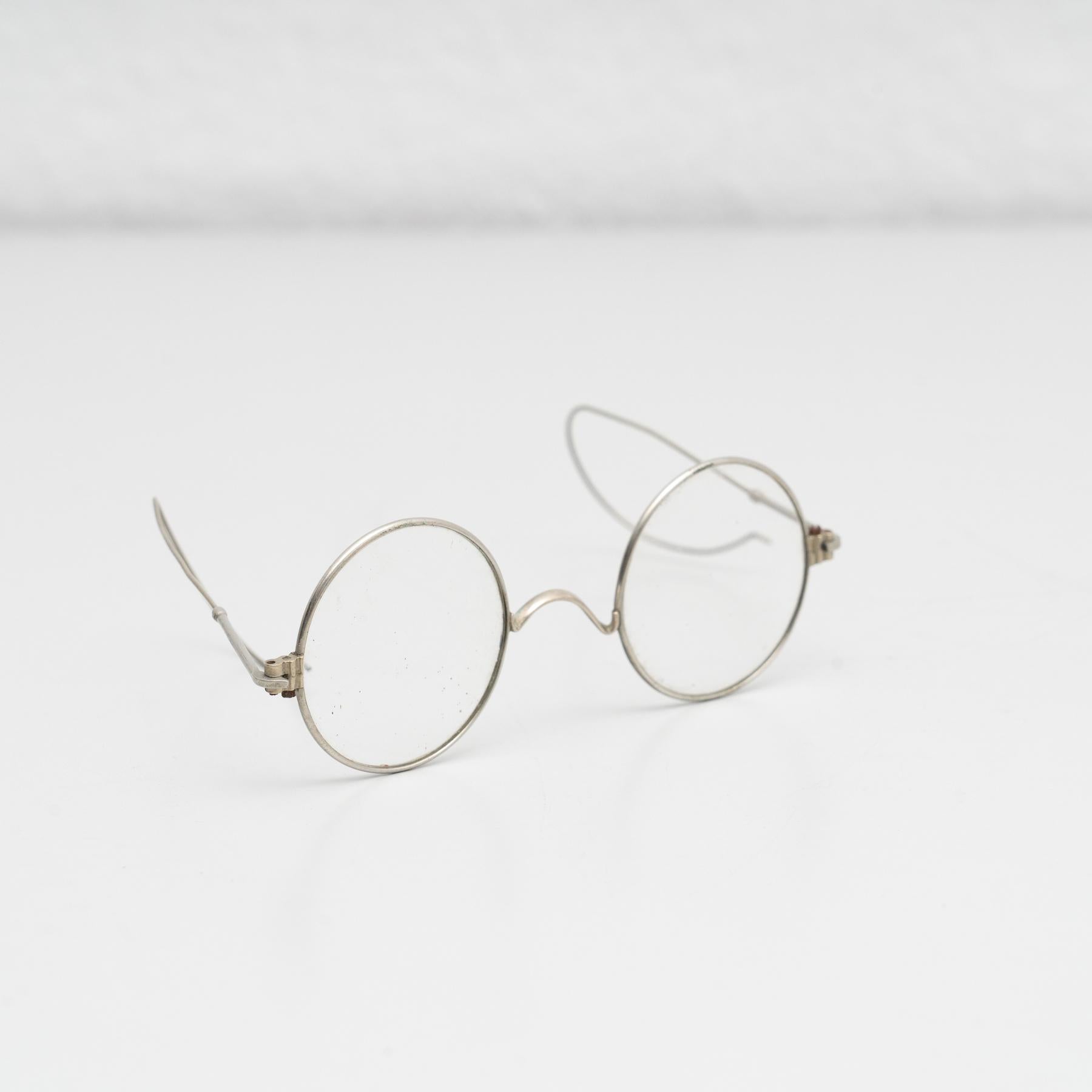Antike Vintage-Brille.

Hergestellt von einem unbekannten Hersteller in Spanien, um 1950.

Originaler Zustand mit geringen alters- und gebrauchsbedingten Abnutzungserscheinungen, der eine schöne Patina aufweist.

MATERIALIEN:
Glas


 
