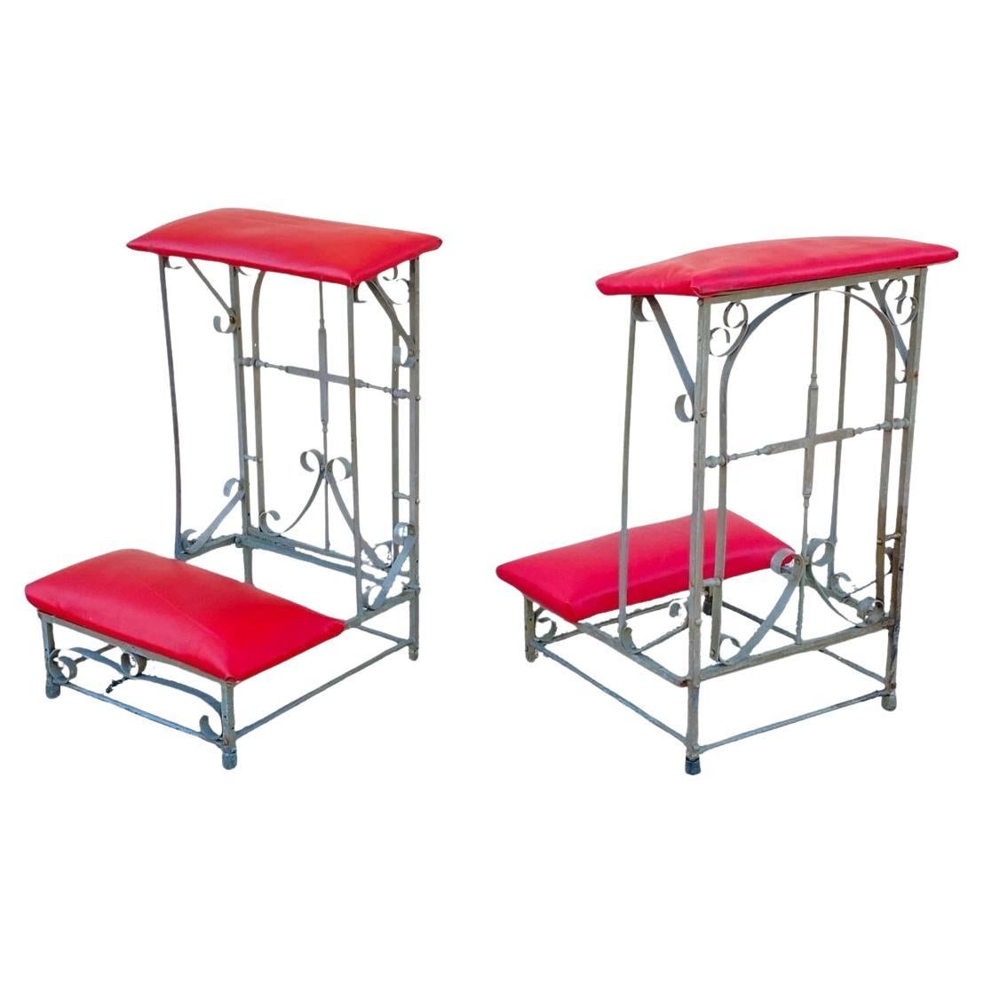 Antike spanische gotische Schmiedeeisen Kniebänke Prie Dieu Gebetsbänke - ein Paar im Angebot