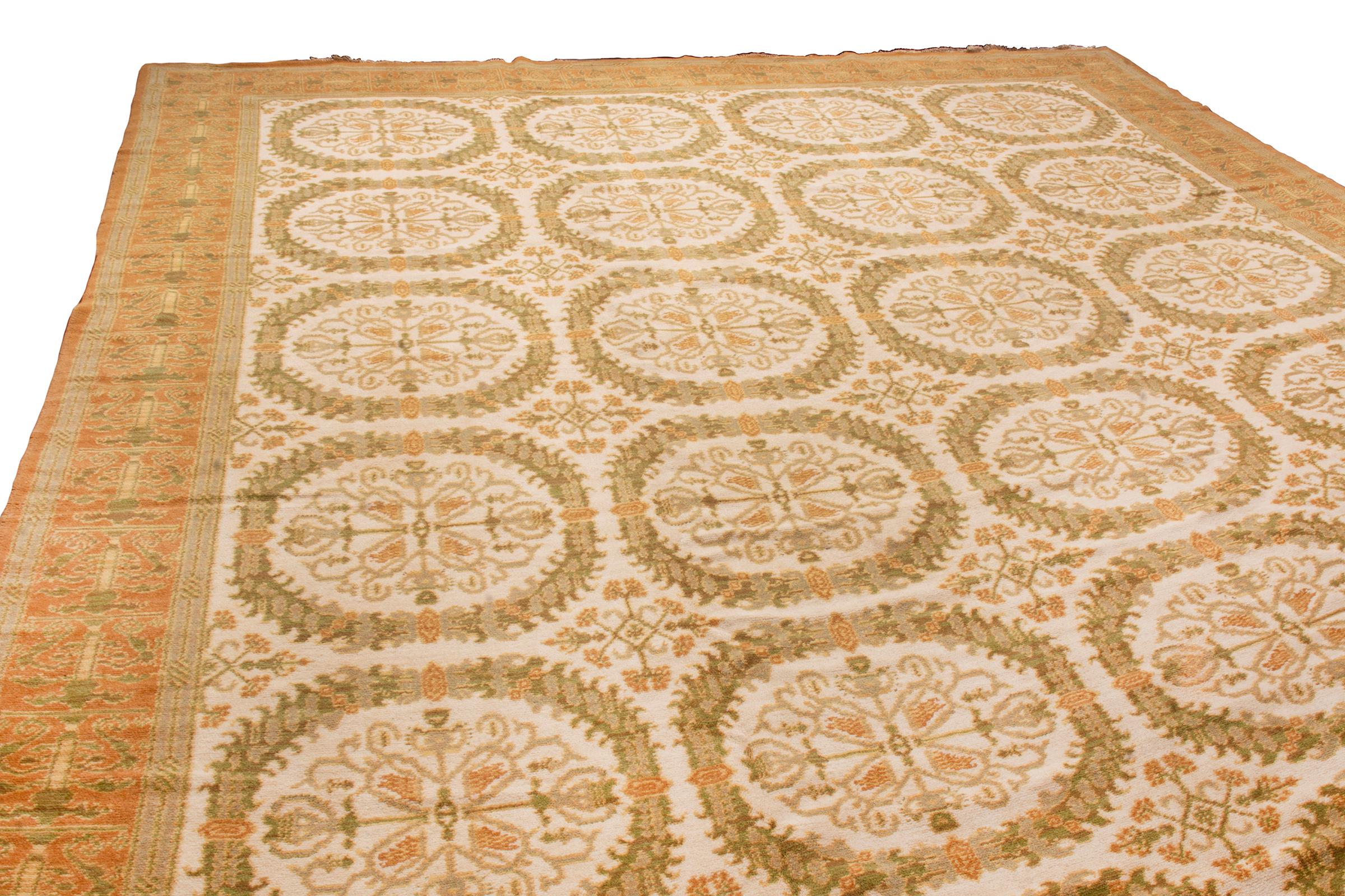 Alfombra antigua española de lana anudada a mano tradicional beige amarilla by Rug & Kilim Art Decó en venta