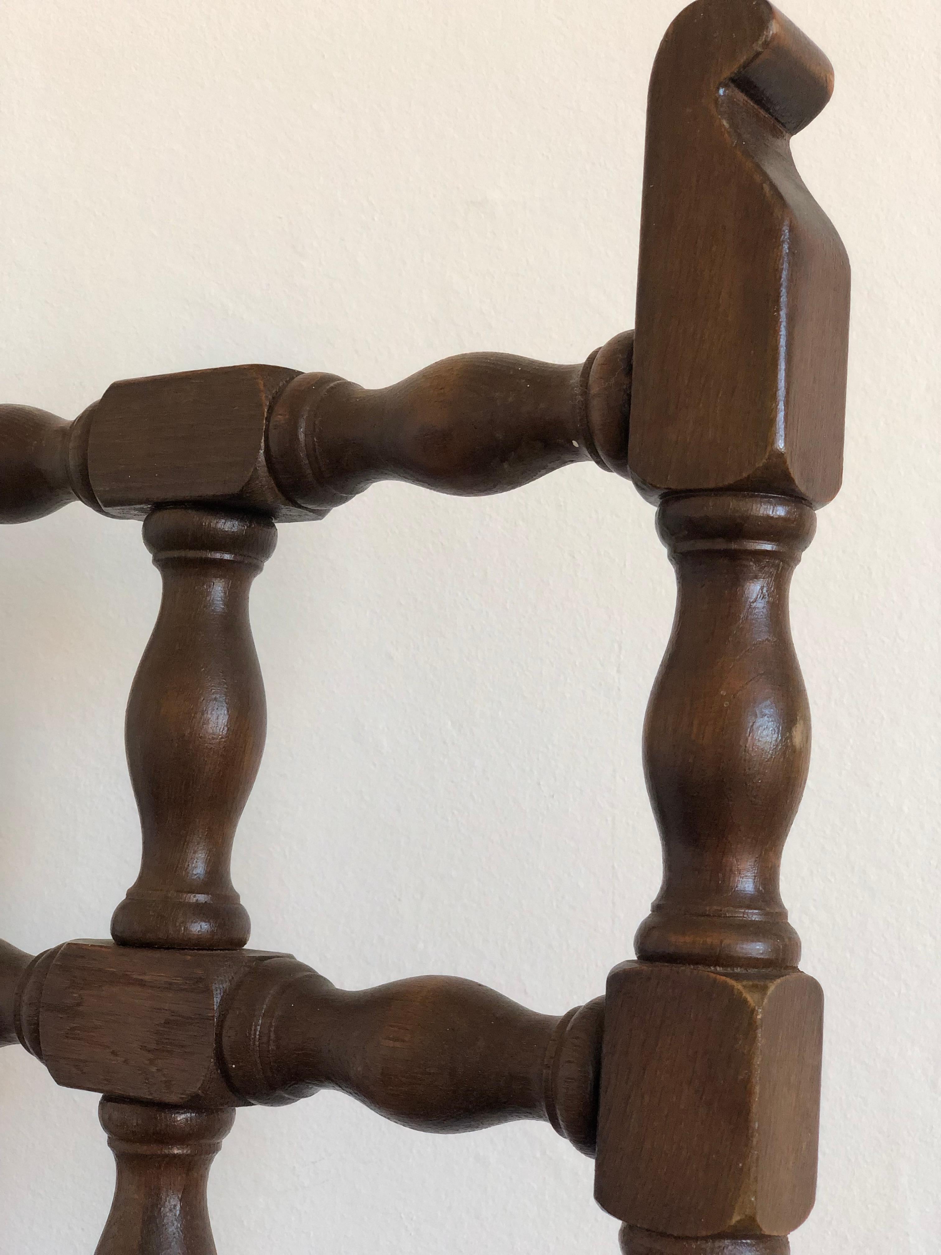 Antiguo Sillón Español de Respaldo Alto Principios del Siglo XIX Tela en venta
