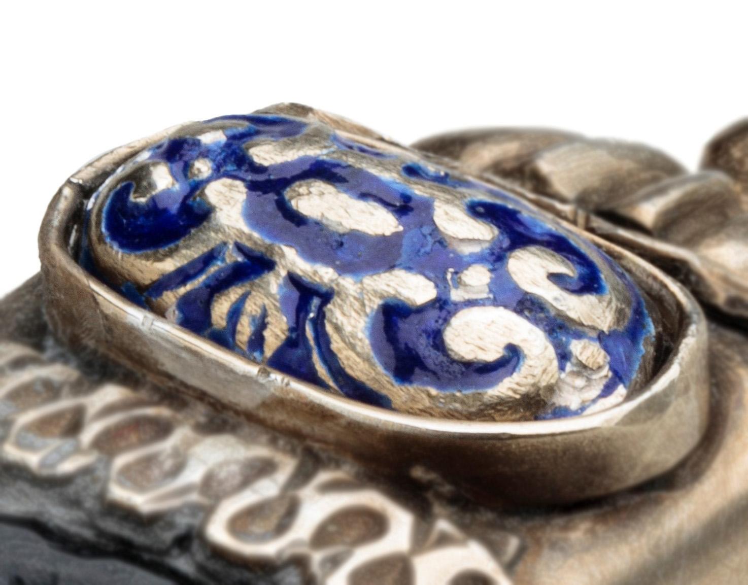 Antique pendentif amulette espagnole en jais avec fibre de verre Bon état - En vente à Chicago, IL