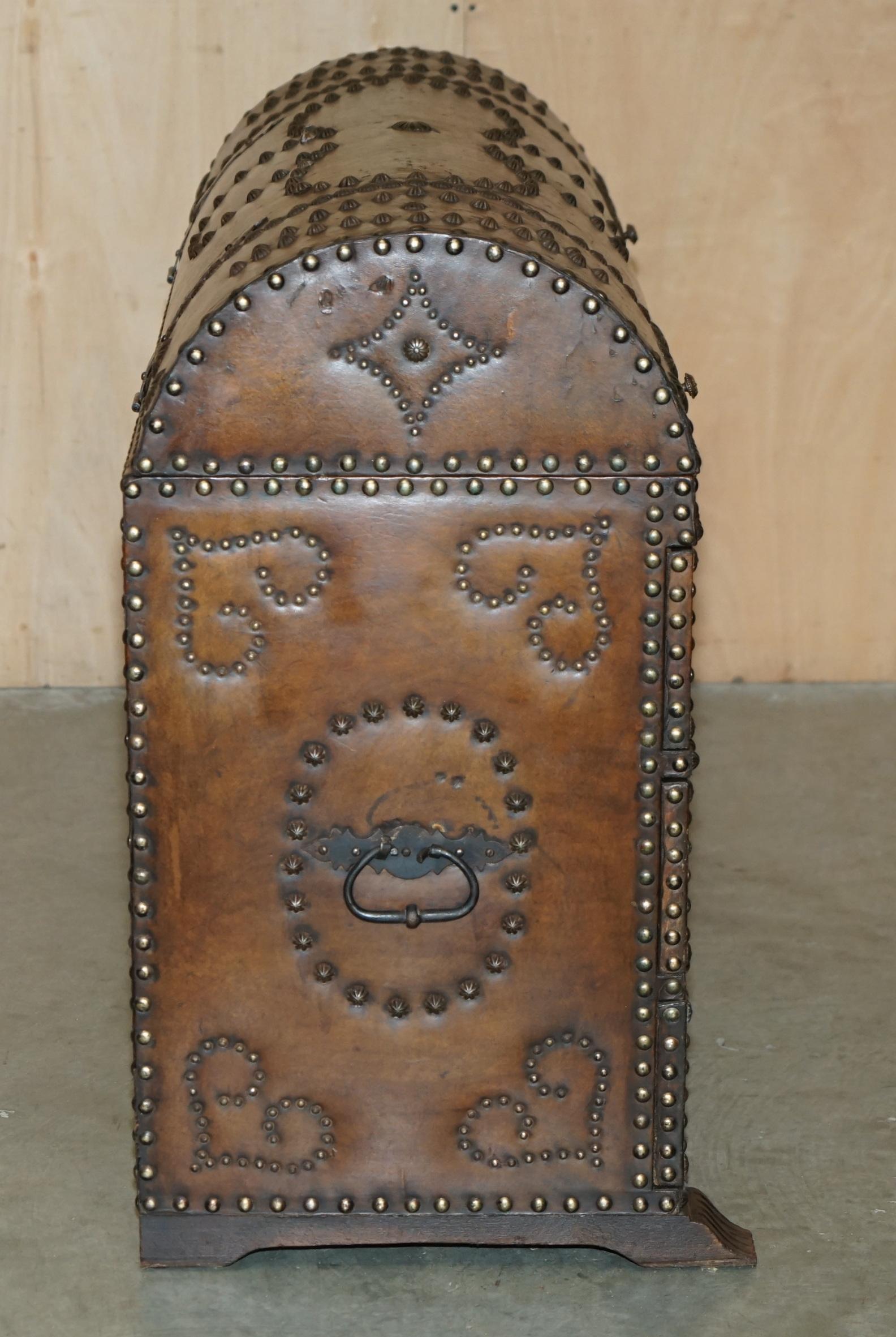 ANTICA PELLE SPAGNOLA DOMATA TOP ARMORIALE CUSTODIA D'ARMI CASSETTIERA DEI CASSETTI in vendita 2