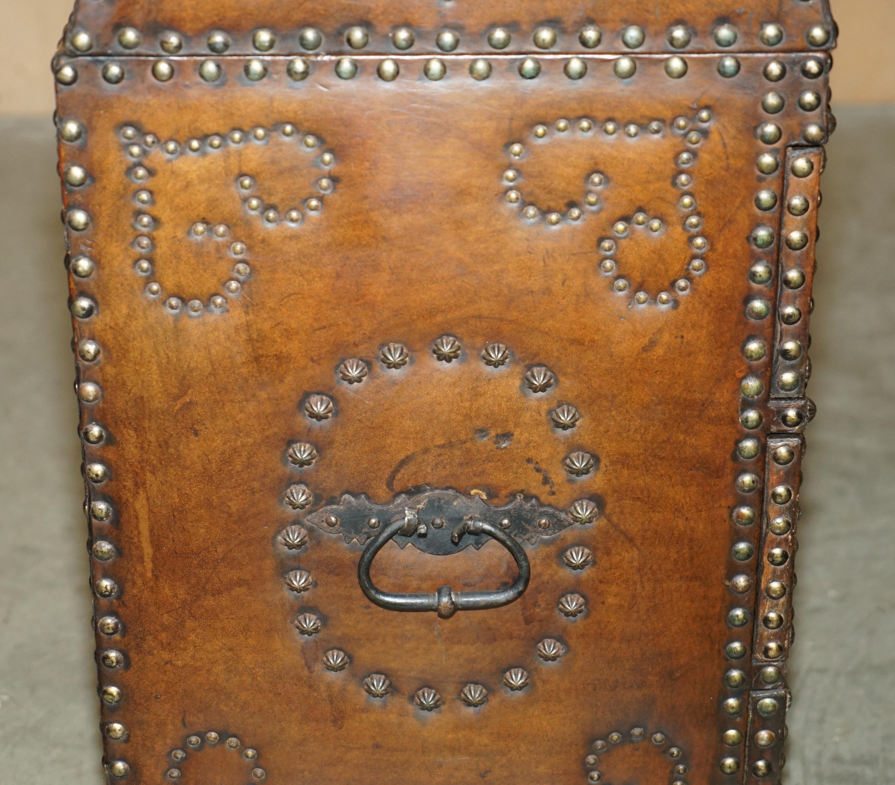 ANTICA PELLE SPAGNOLA DOMATA TOP ARMORIALE CUSTODIA D'ARMI CASSETTIERA DEI CASSETTI in vendita 3