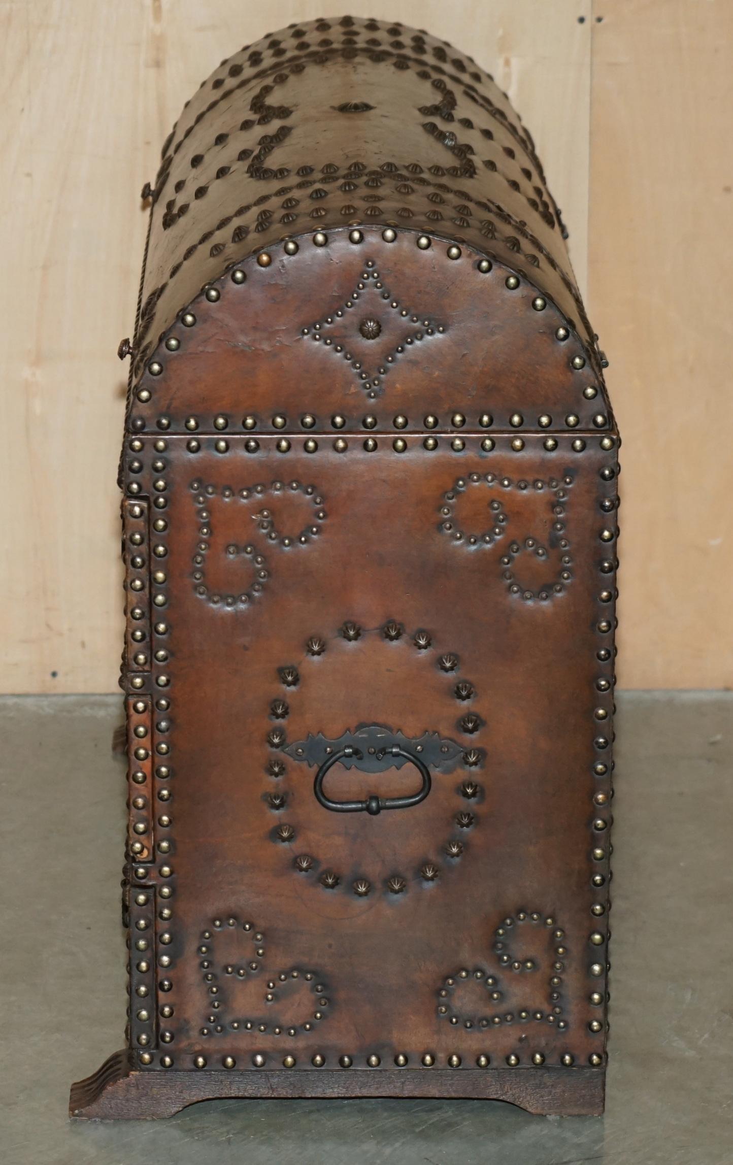 ANTICA PELLE SPAGNOLA DOMATA TOP ARMORIALE CUSTODIA D'ARMI CASSETTIERA DEI CASSETTI in vendita 6
