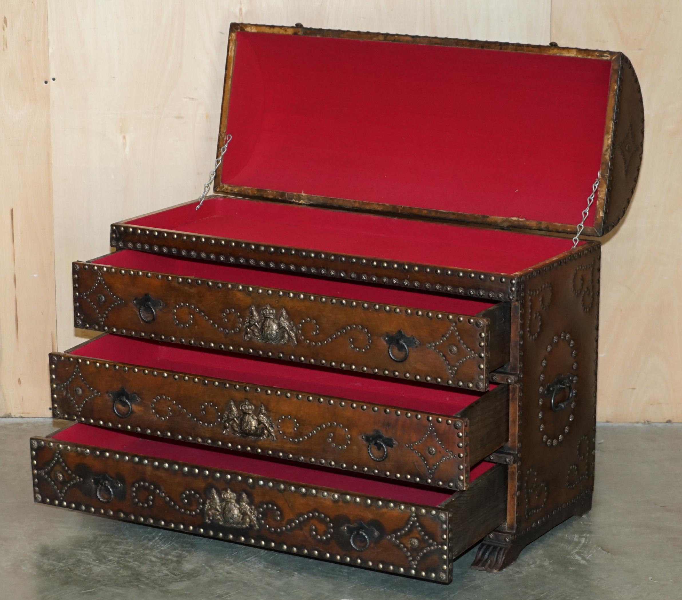 ANTICA PELLE SPAGNOLA DOMATA TOP ARMORIALE CUSTODIA D'ARMI CASSETTIERA DEI CASSETTI in vendita 7