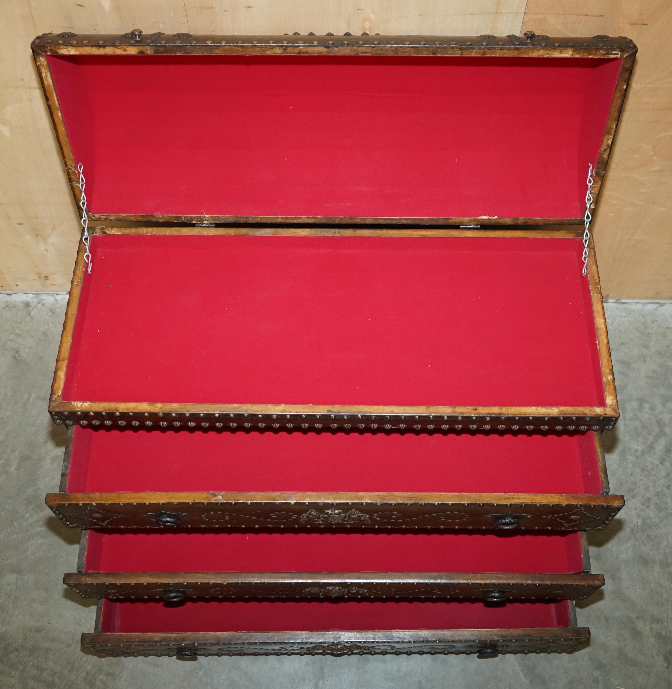ANTICA PELLE SPAGNOLA DOMATA TOP ARMORIALE CUSTODIA D'ARMI CASSETTIERA DEI CASSETTI in vendita 8