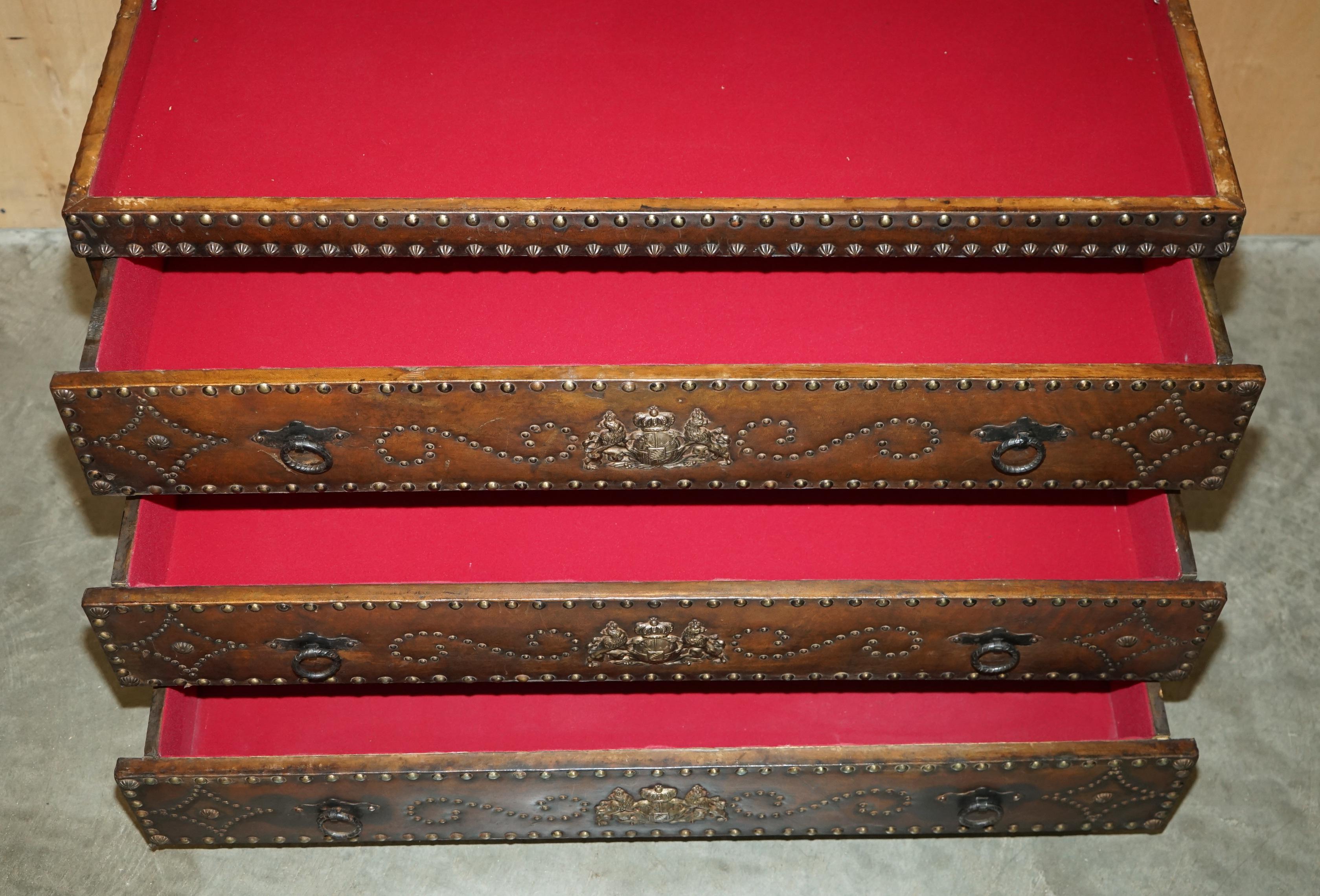 ANTICA PELLE SPAGNOLA DOMATA TOP ARMORIALE CUSTODIA D'ARMI CASSETTIERA DEI CASSETTI in vendita 9
