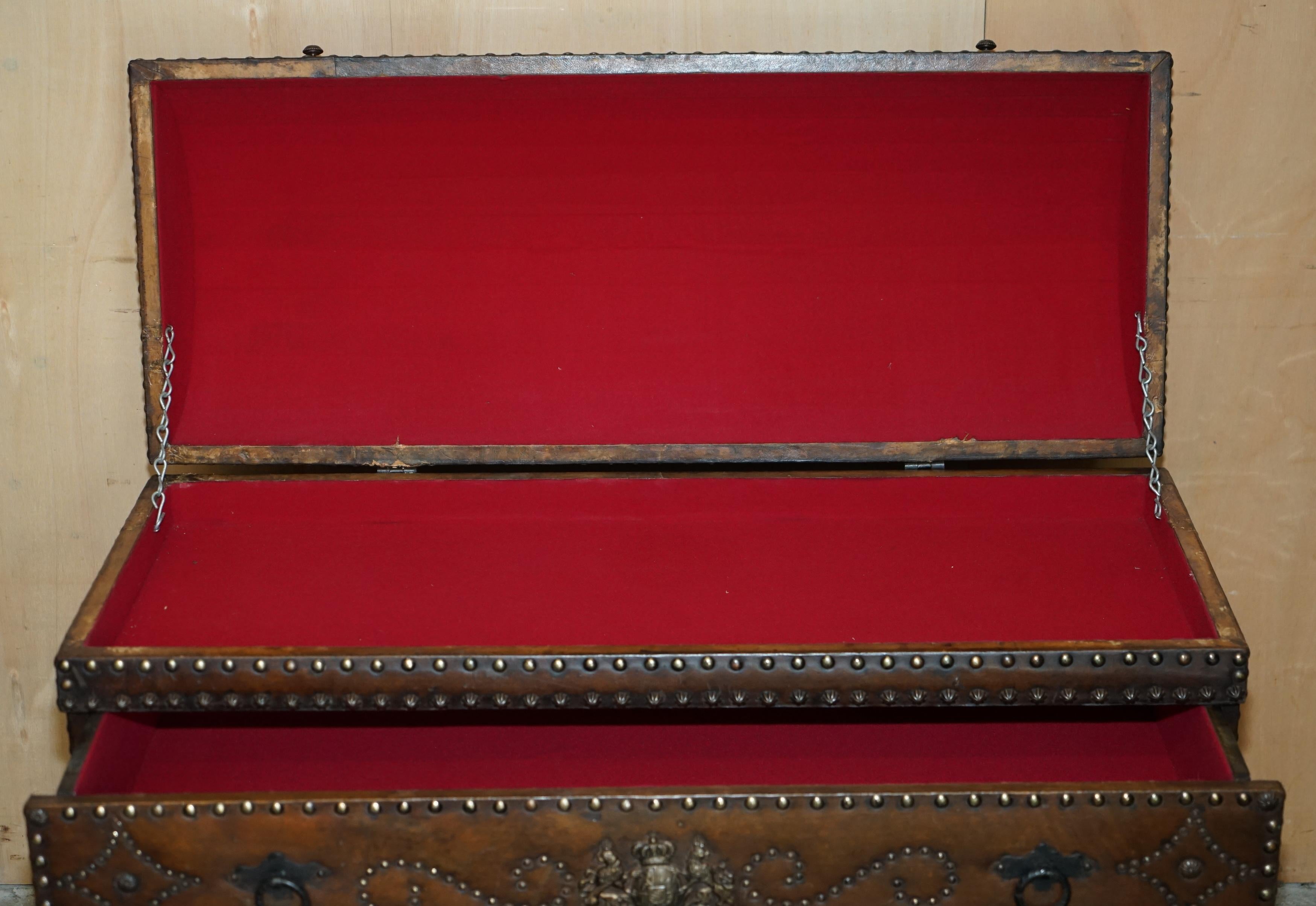 ANTICA PELLE SPAGNOLA DOMATA TOP ARMORIALE CUSTODIA D'ARMI CASSETTIERA DEI CASSETTI in vendita 10
