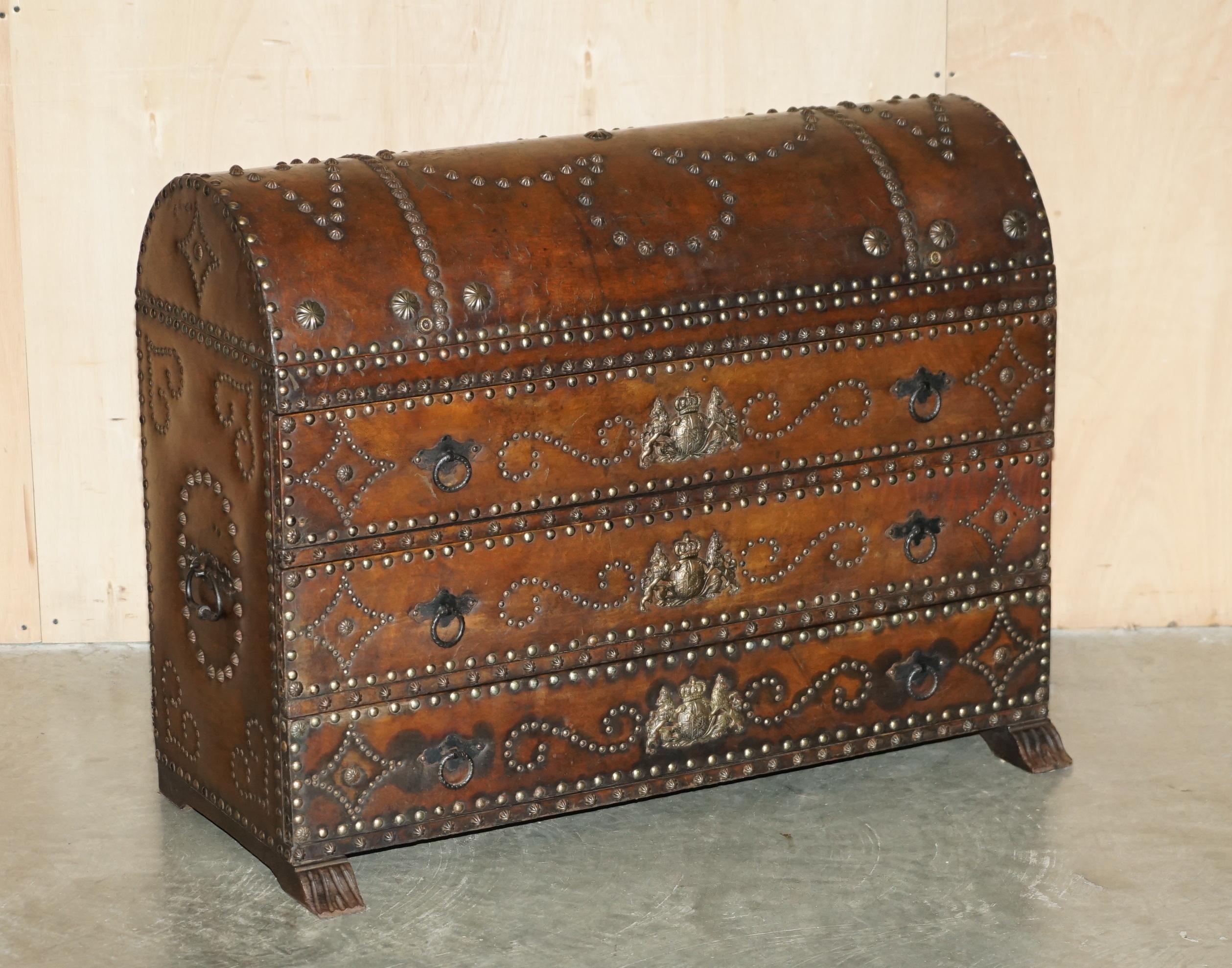 Casa Reale Antiquariato

Royal House Antiques è lieta di offrire in vendita questa cassettiera in Oak di fattura spagnola del 1860-1880, con rivestimento in pelle ornato da borchie, piano a cupola e stemmi della Royal House of Antiques su ogni