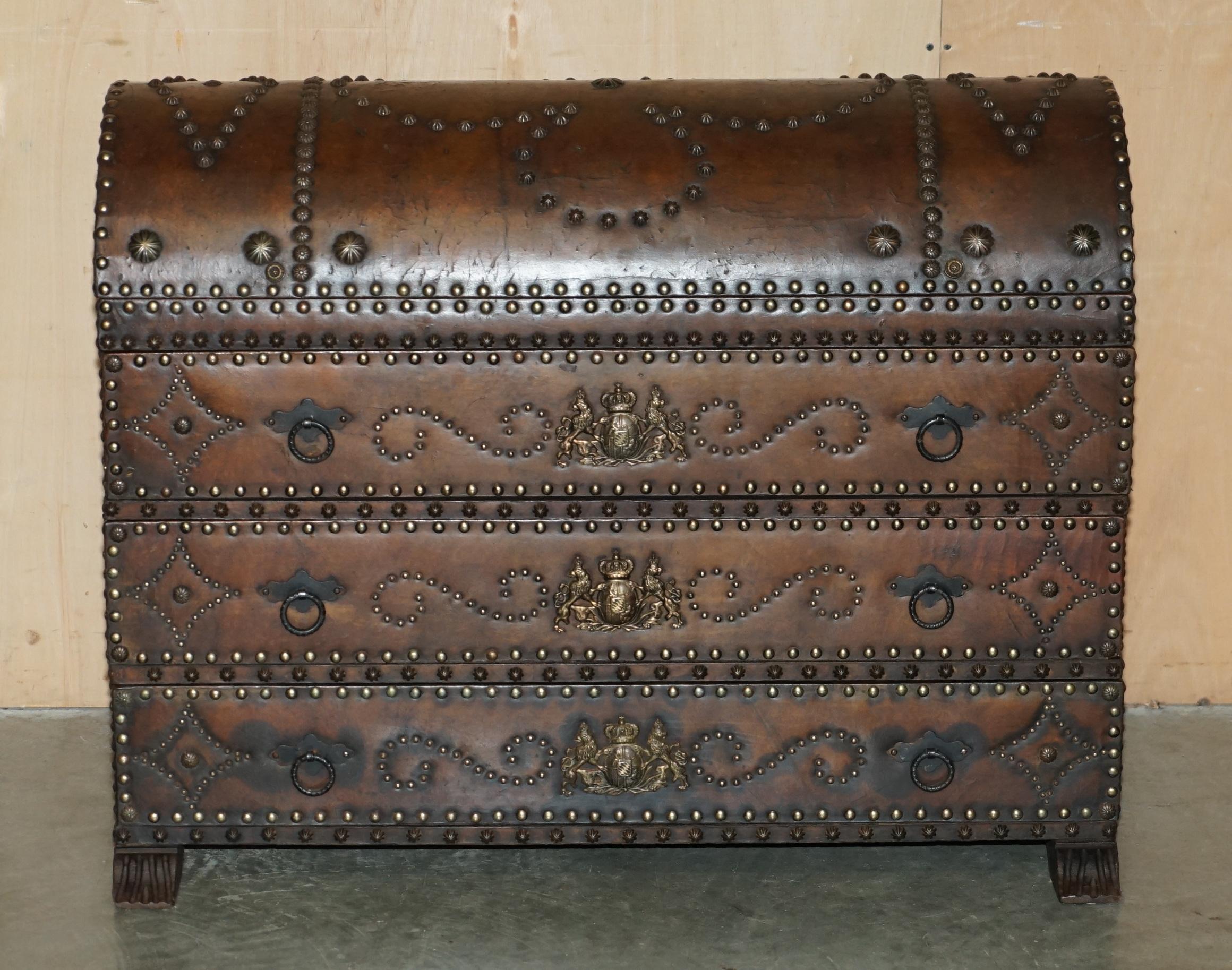 Pieno vittoriano ANTICA PELLE SPAGNOLA DOMATA TOP ARMORIALE CUSTODIA D'ARMI CASSETTIERA DEI CASSETTI in vendita
